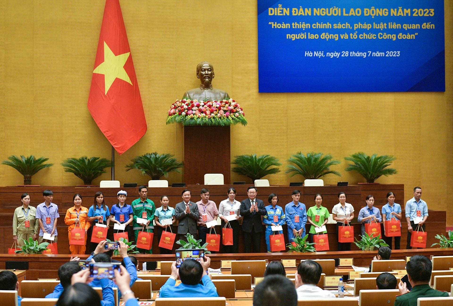 Lãnh đạo Quốc hội lắng nghe, thấu hiểu tâm tư của người lao động