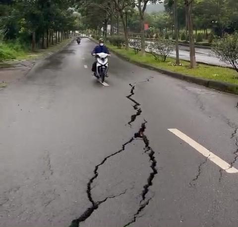 Tuyến đường tại thành phố Gia Nghĩa xuất hiện nhiều vết nứt (Ảnh người dân cung cấp)