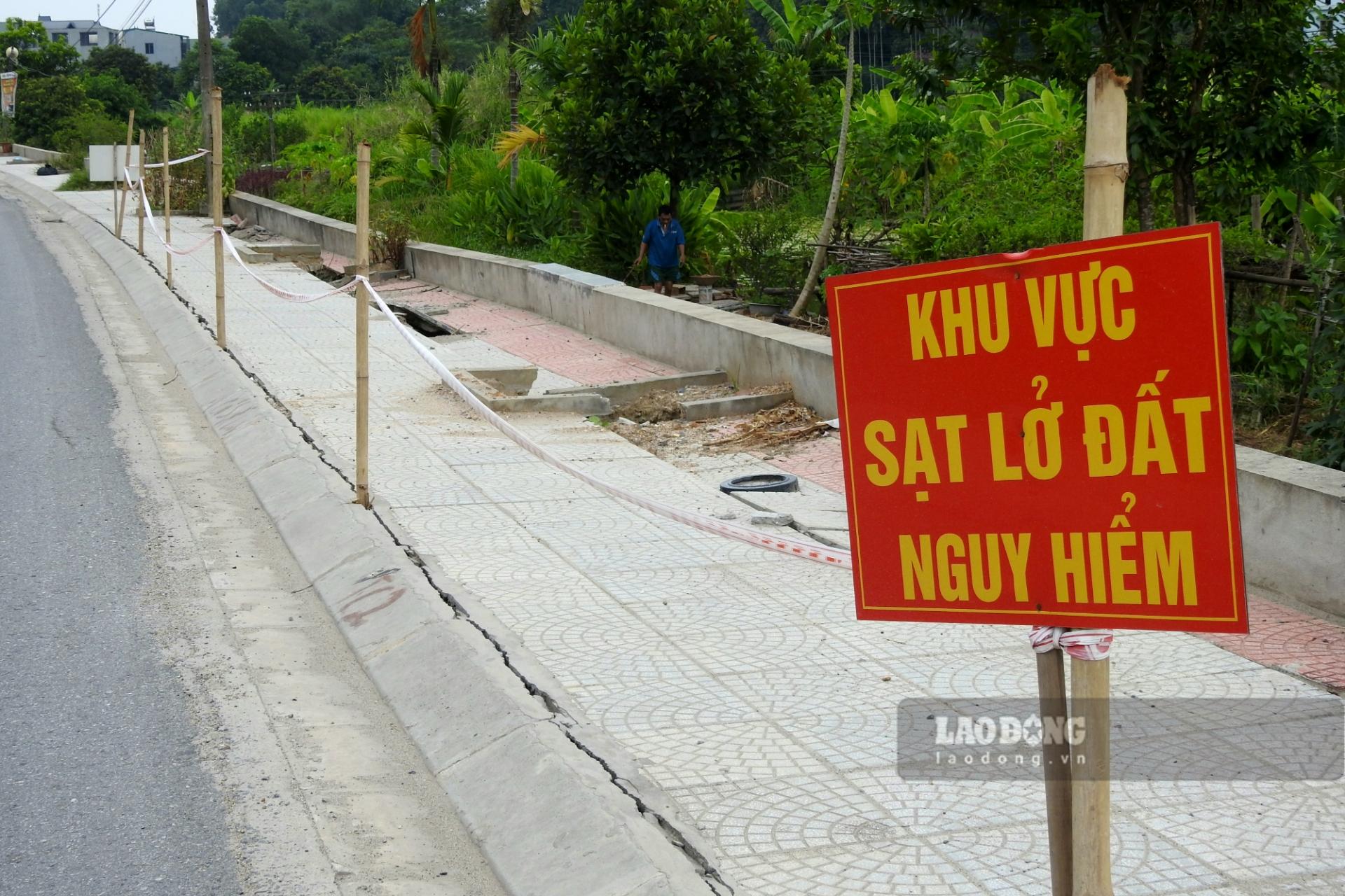 Có mặt tại tuyến đường Lạc Long Quân, thị trấn Hạ Hòa những ngày đầu tháng 8, phóng viên Báo Lao Động ghi nhận, hầu hết các hạng mục của dự án này đều đã thi công xong. Tuy nhiên, đoạn vỉa hè qua địa phận tổ 1, khu 8 (gần đầu tuyến) dài hàng chục mét đã bị sụt lún nghiêm trọng.