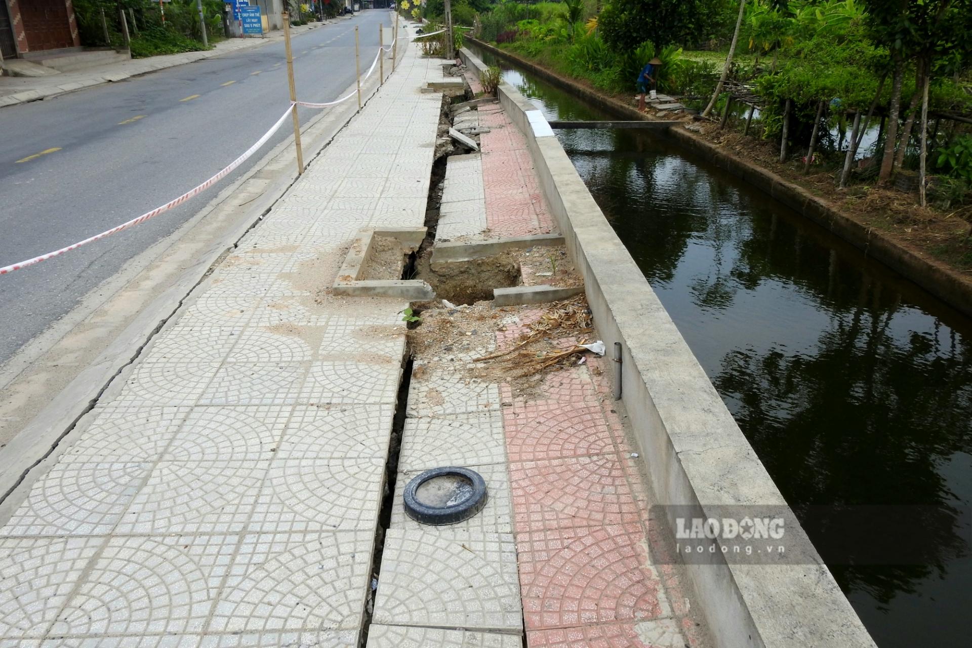 Tuy nhiên, với tuyến phố Lạc Long Quân (đoạn từ Công an huyện Hạ Hòa đến cầu Lửa Việt), được UBND thị trấn Hạ Hòa đầu tư dự án cải tạo, nâng cấp từ cuối năm 2021, nhưng đến nay vẫn chưa thể nghiệm thu, bàn giao đưa vào sử dụng.