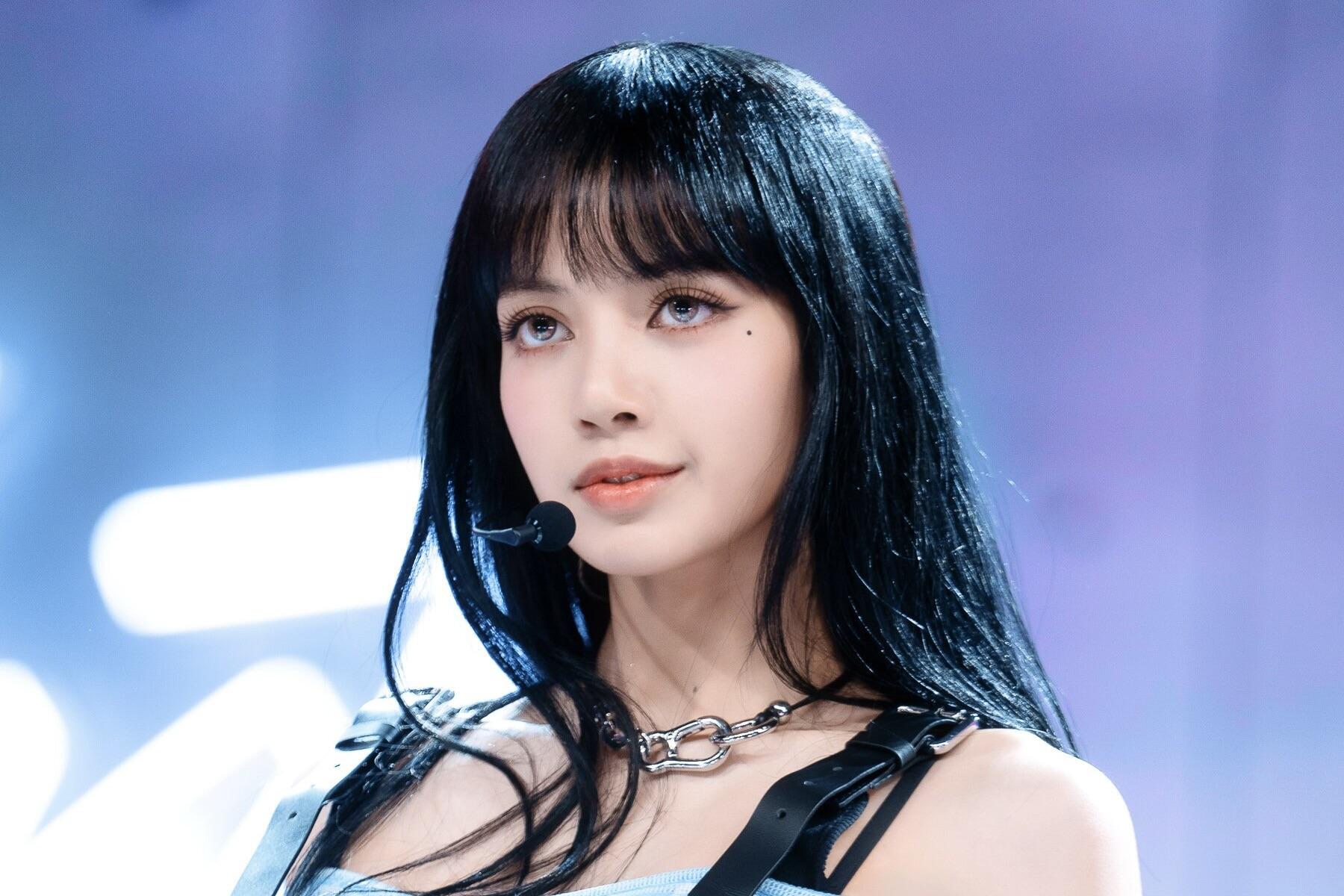 Lisa (Blackpink) diện bikini, khoe body nóng bỏng