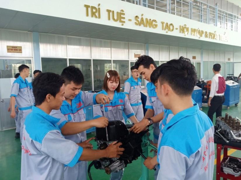 Sinh viên ngành Công nghệ Kỹ thuật ô tô thực hành tại trường