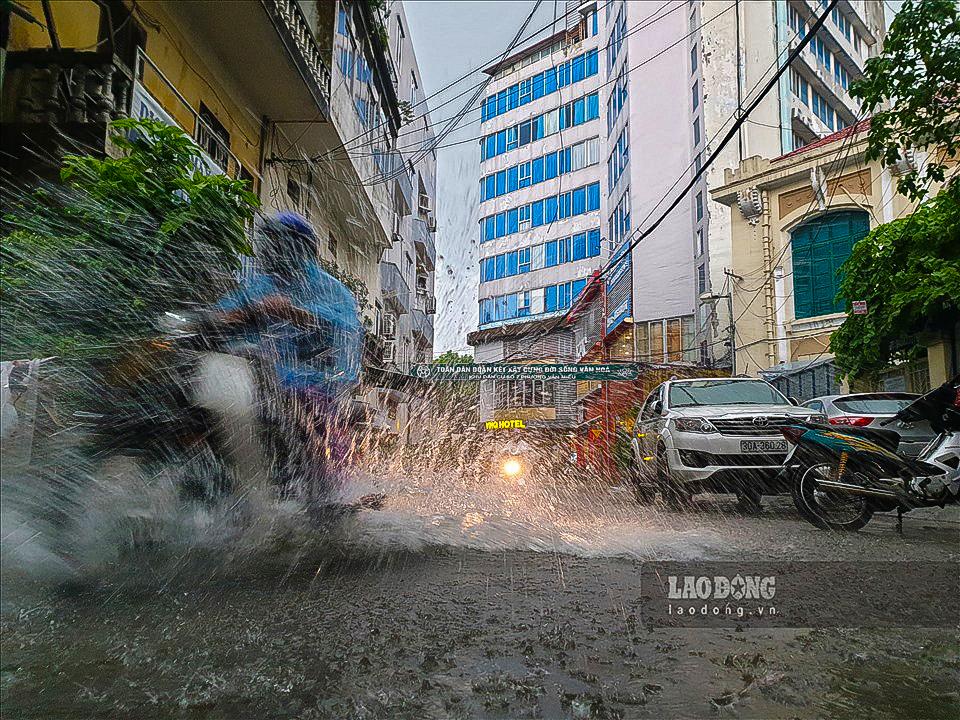 Cảnh báo mưa lớn, lốc, sét, mưa đá tại Bắc Bộ và Thanh Hoá trong ngày 11.8