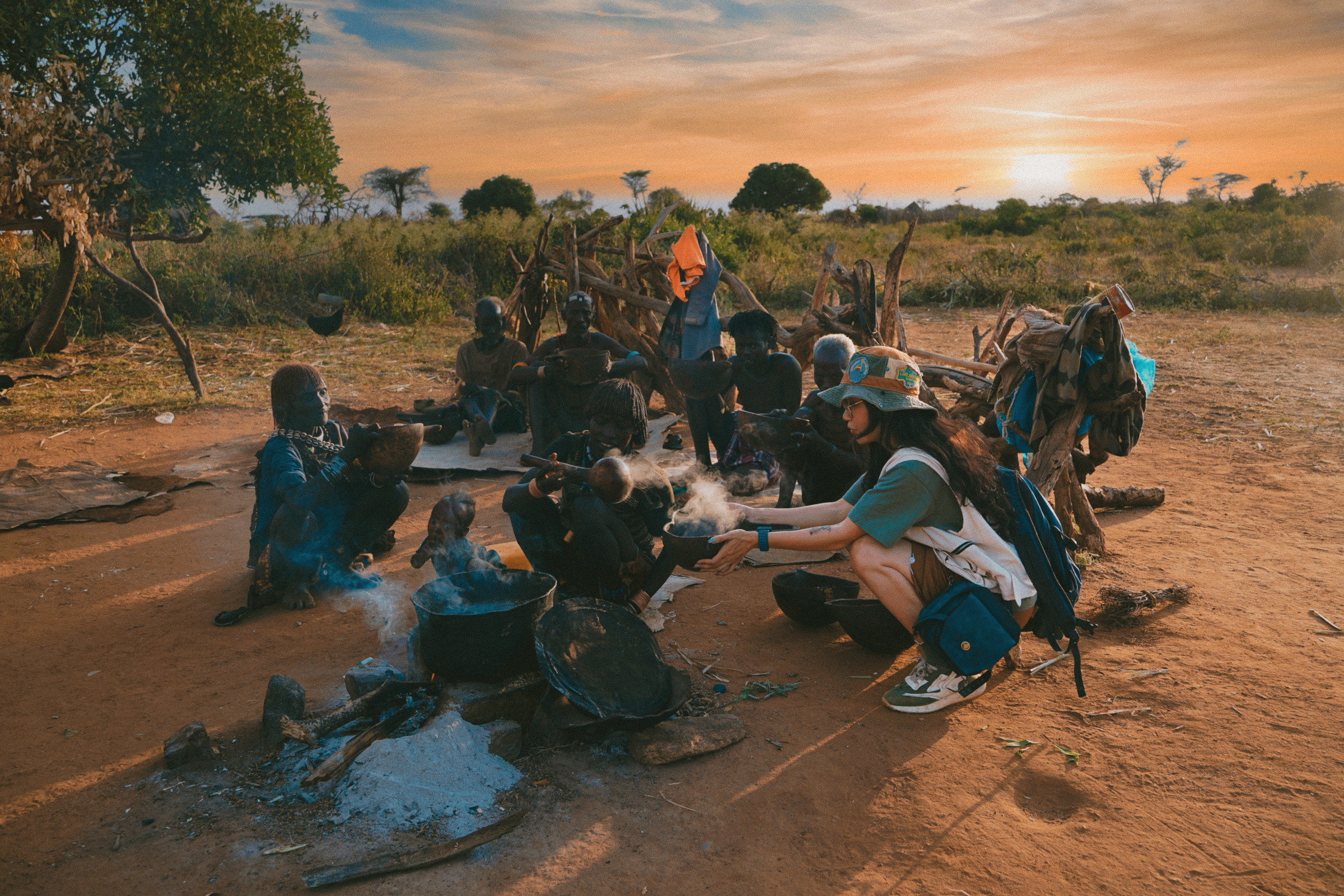 Mai Hương dùng bữa cùng người bản địa trong làng của bộ lạc Hamer ở thung lũng Omo, Ethiopia. Ảnh: Nhân vật cung cấp