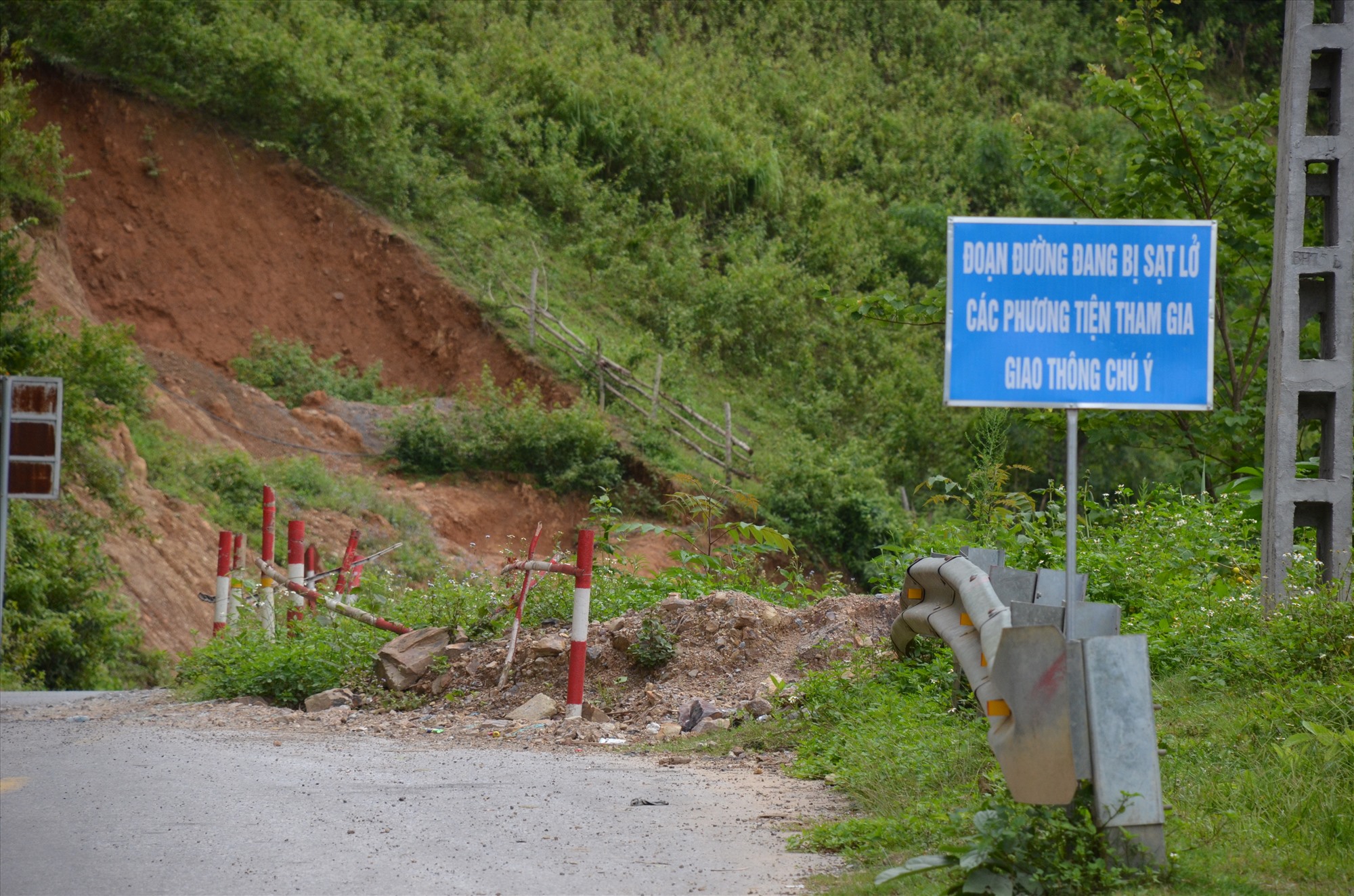 Nhiều điểm sạt lở một làn đường nhưng chưa được sửa chữa buộc phải dựng biển cảnh báo để các phương tiện đề phòng chú ý an toàn hơn. Ảnh: Hà Thủy