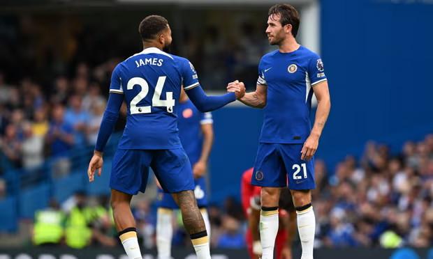 Reece James và Ben Chilwell giúp Chelsea triển khai lối đá tốc độ.  Ảnh: AFP