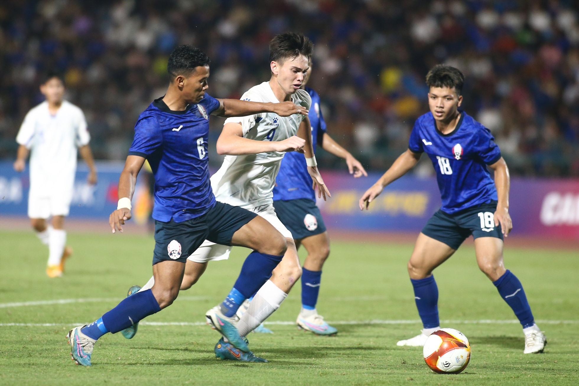 u22 Philippines (trắng) không có kết quả tốt tại SEA Games 32. Ảnh: Thanh Vũ