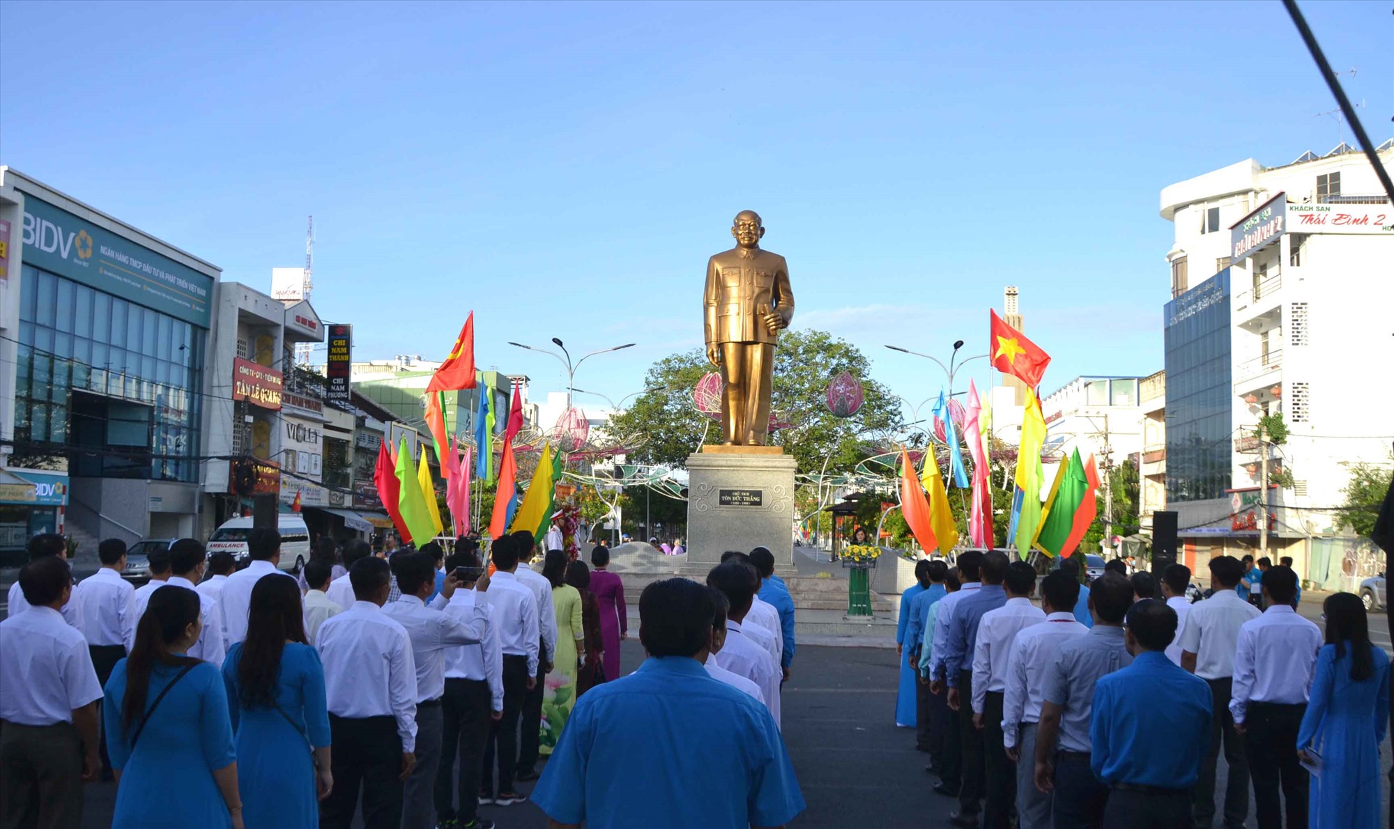 Dâng hoa lên tượng đài Chủ tịch Tôn Đức Thắng trước khi chính thức vào lễ trao Giải thưởng Tôn Đức Thắng tỉnh An Giang lần thứ II. Ảnh: Lâm Điền