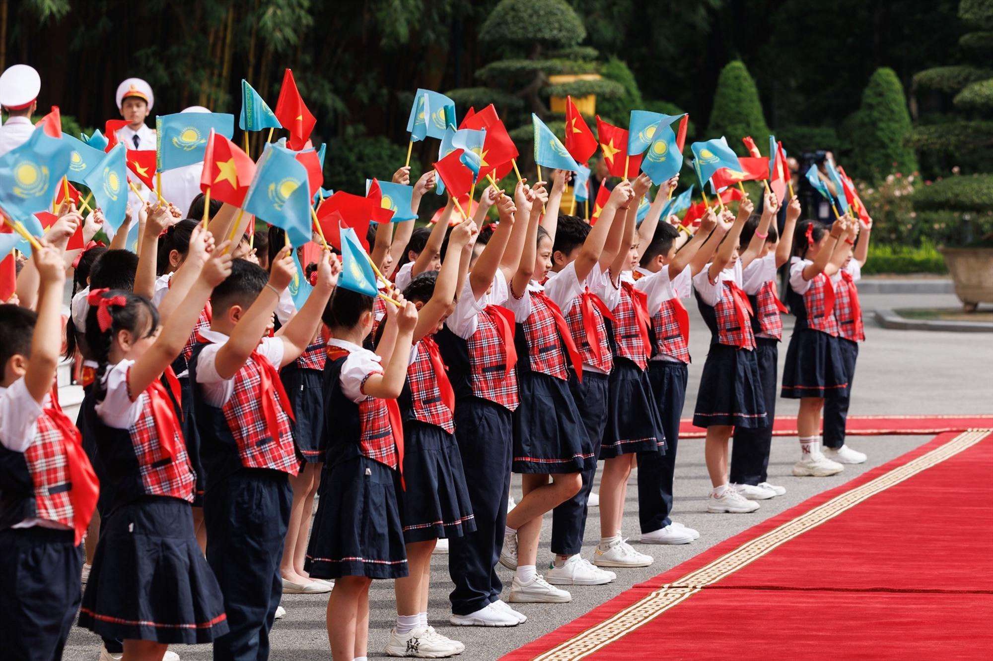 Đây là lần đầu tiên ông Kassym-Jomart Tokayev đến Việt Nam trên cương vị mới, cũng là chuyến thăm đầu tiên của một Tổng thống Kazakhstan trong 12 năm qua.