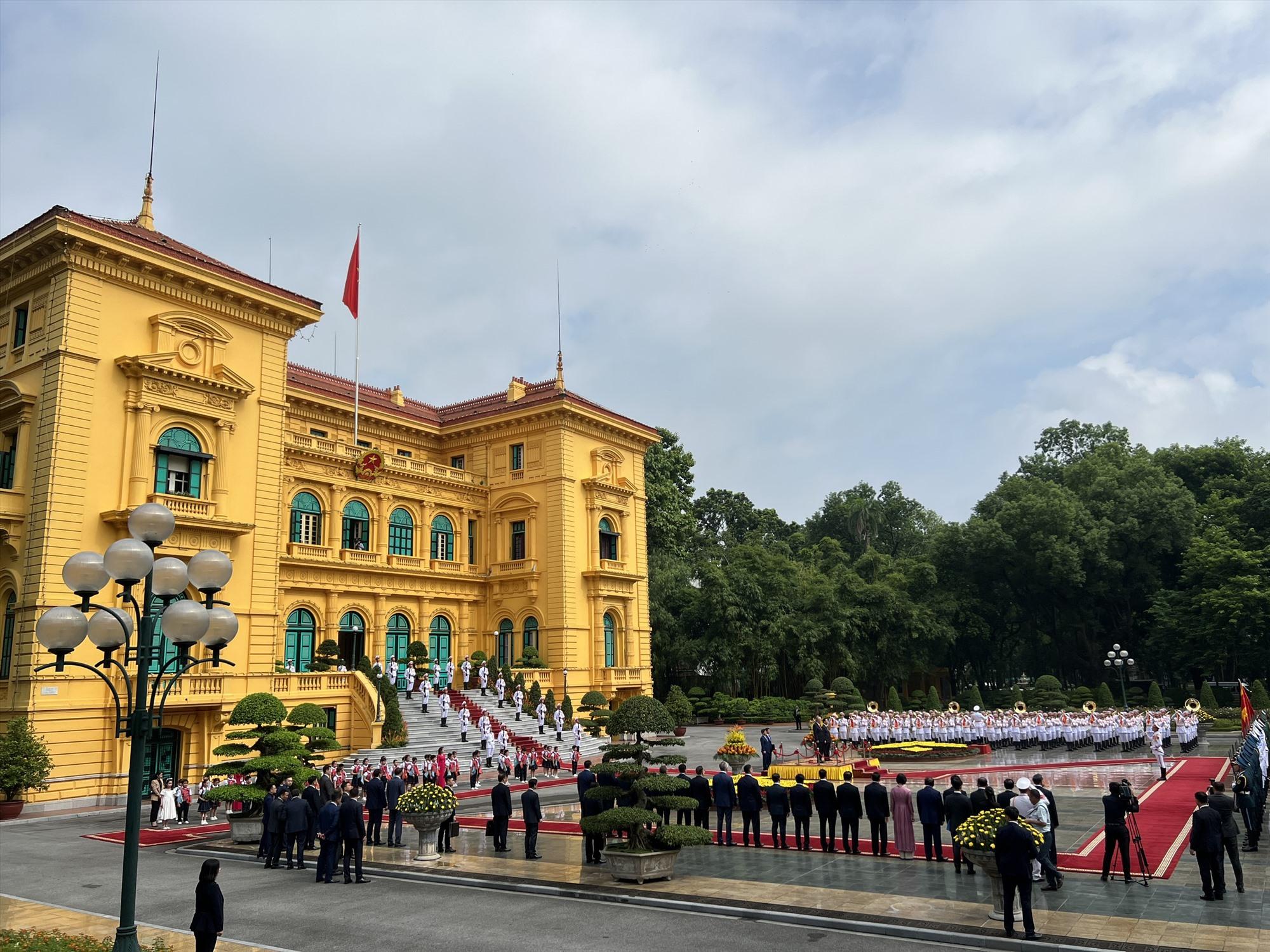 Đây là lần đầu tiên ông Kassym-Jomart Tokayev đến Việt Nam trên cương vị mới, cũng là chuyến thăm đầu tiên của một Tổng thống Kazakhstan trong 12 năm qua. Ảnh: Hải Nguyễn