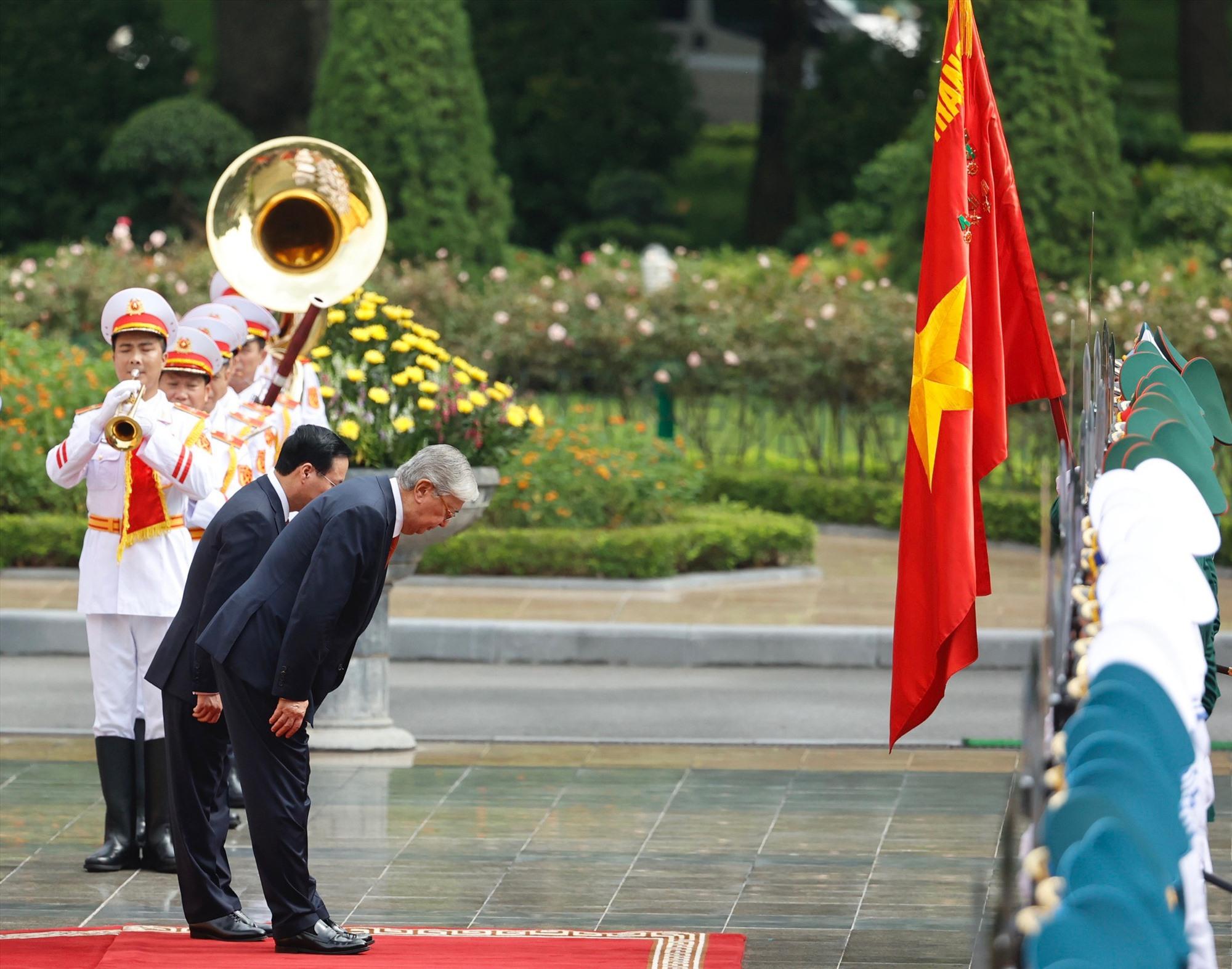 Đây là lần đầu tiên ông Kassym-Jomart Tokayev đến Việt Nam trên cương vị mới, cũng là chuyến thăm đầu tiên của một Tổng thống Kazakhstan trong 12 năm qua.