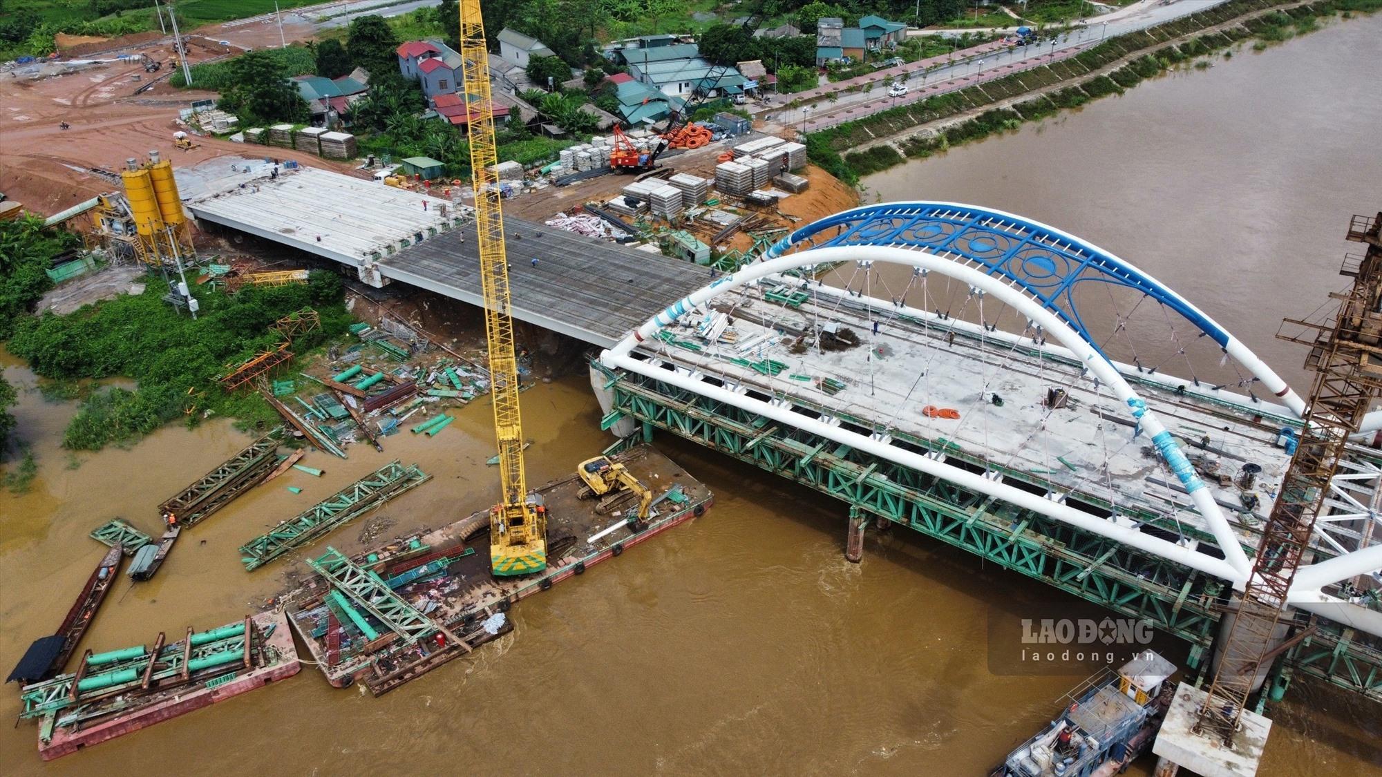 Đến nay, công tác giải phóng mặt bằng đã được thực hiện. Về phần thi công đã hoàn thành toàn bộ kết cấu phần dưới, lắp dựng các nhịp dầm dẫn và đang thi công hoàn thiện vòm thép.