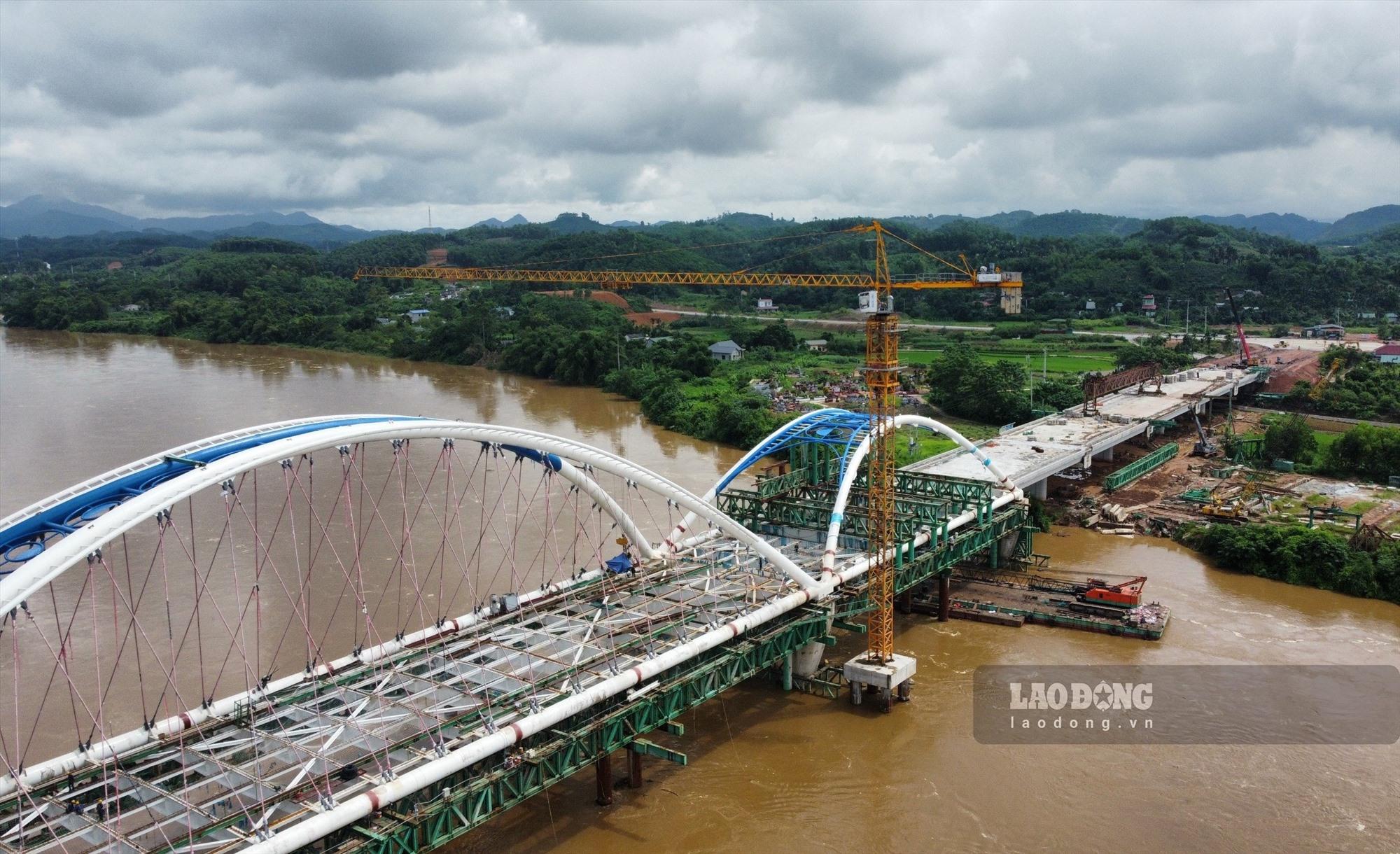 Cầu Giới Phiên là công trình được thiết kế vĩnh cửu, dạng cầu vòm thép hiện đại, kết cấu bằng bê tông cốt thép và bê tông cốt thép dự ứng lực với bề rộng toàn cầu là 20,5m, chiều dài toàn cầu gần 520m với tổng mức đầu tư 650 tỉ đồng.