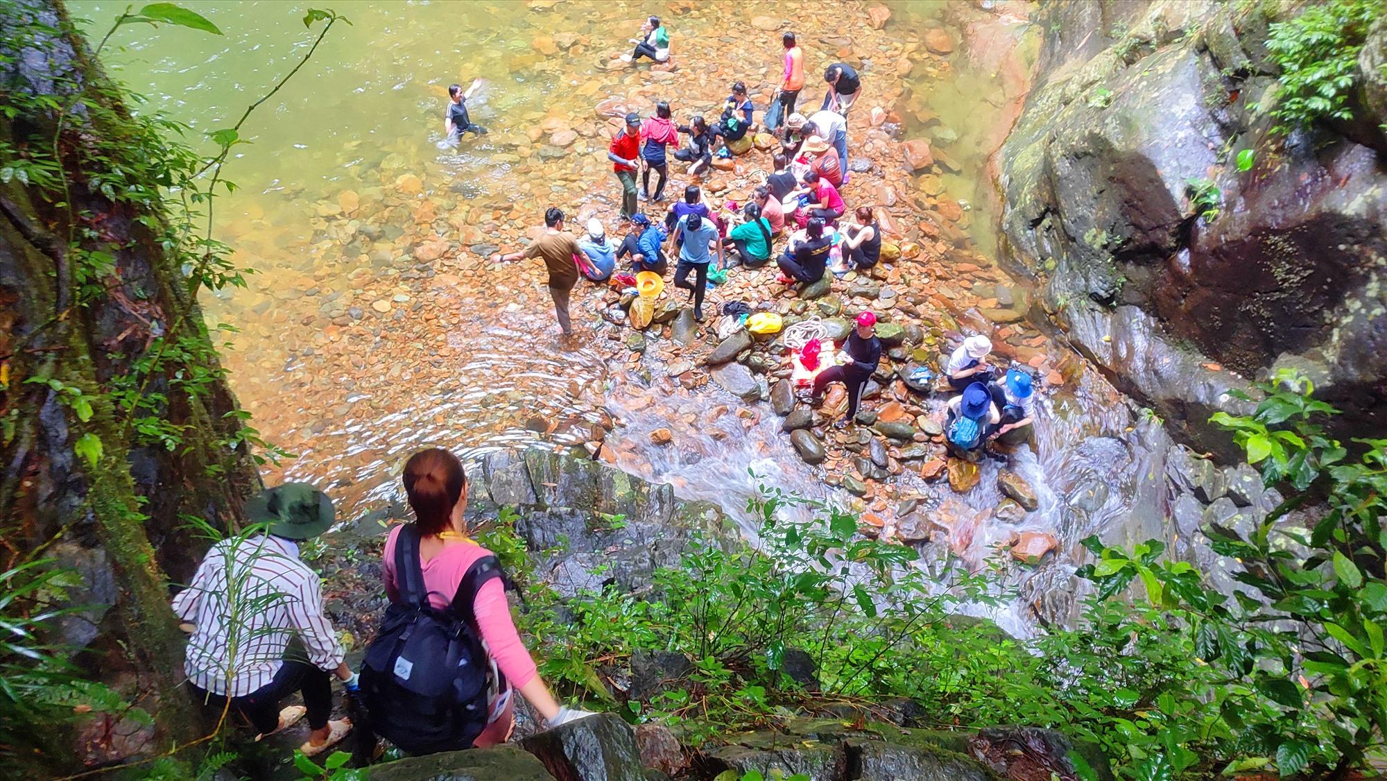 Sau hành trình băng rừng với những lối đi nhỏ hẹp chênh vênh giữa một bên là vách đá, một bên là thung sâu – con suối thác cũng dần hiện ra trong lòng khu rừng lớn.