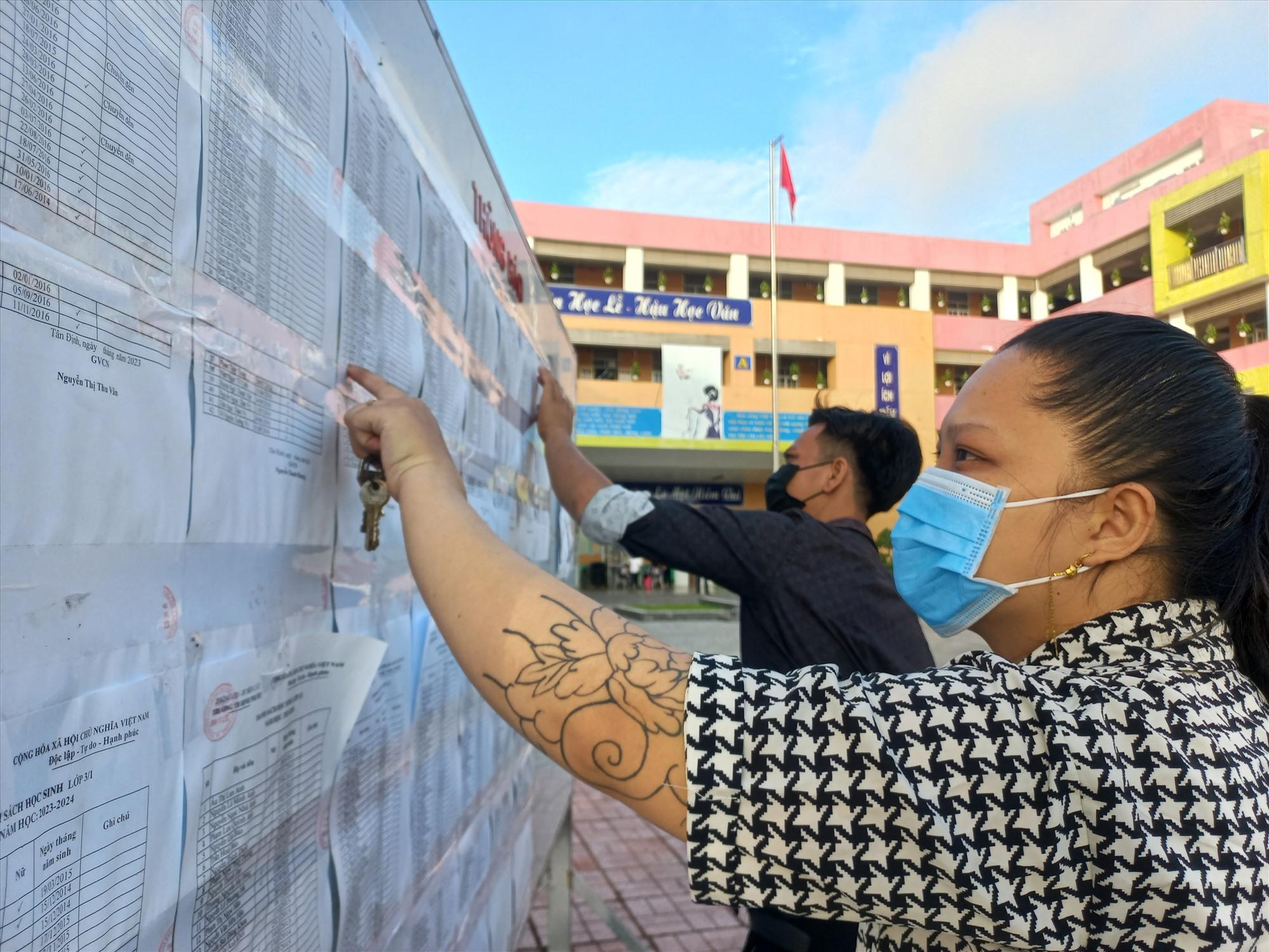 Nhiều phụ huynh chưa biết lớp của con, dáo dác dò tìm.