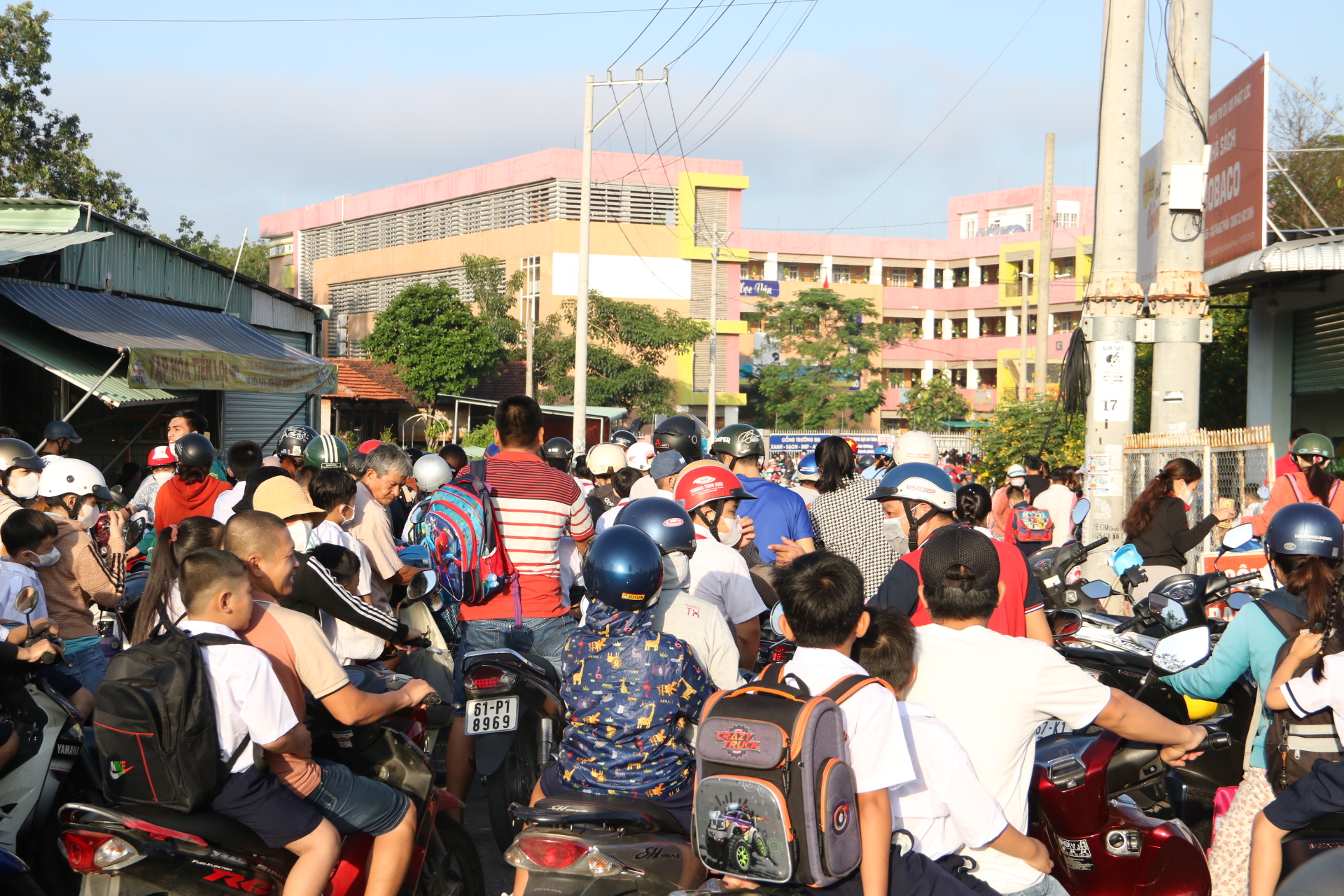 Qúa nhiều phụ huynh cùng đưa con vào trường một lúc khiến đường dẫn vào trường tắc cứng.