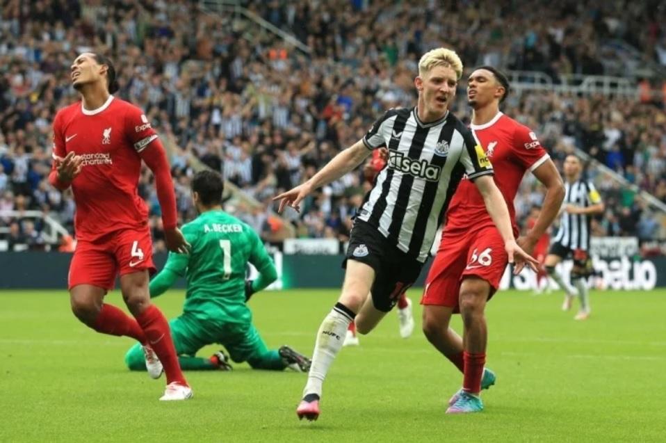 Liverpool lội ngược dòng trước Newcastle dù thi đấu kém người