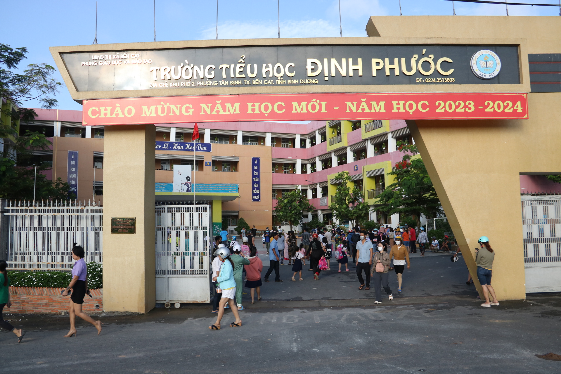 Phía bên trong trường không có xe chạy vào nên thoáng hơn.