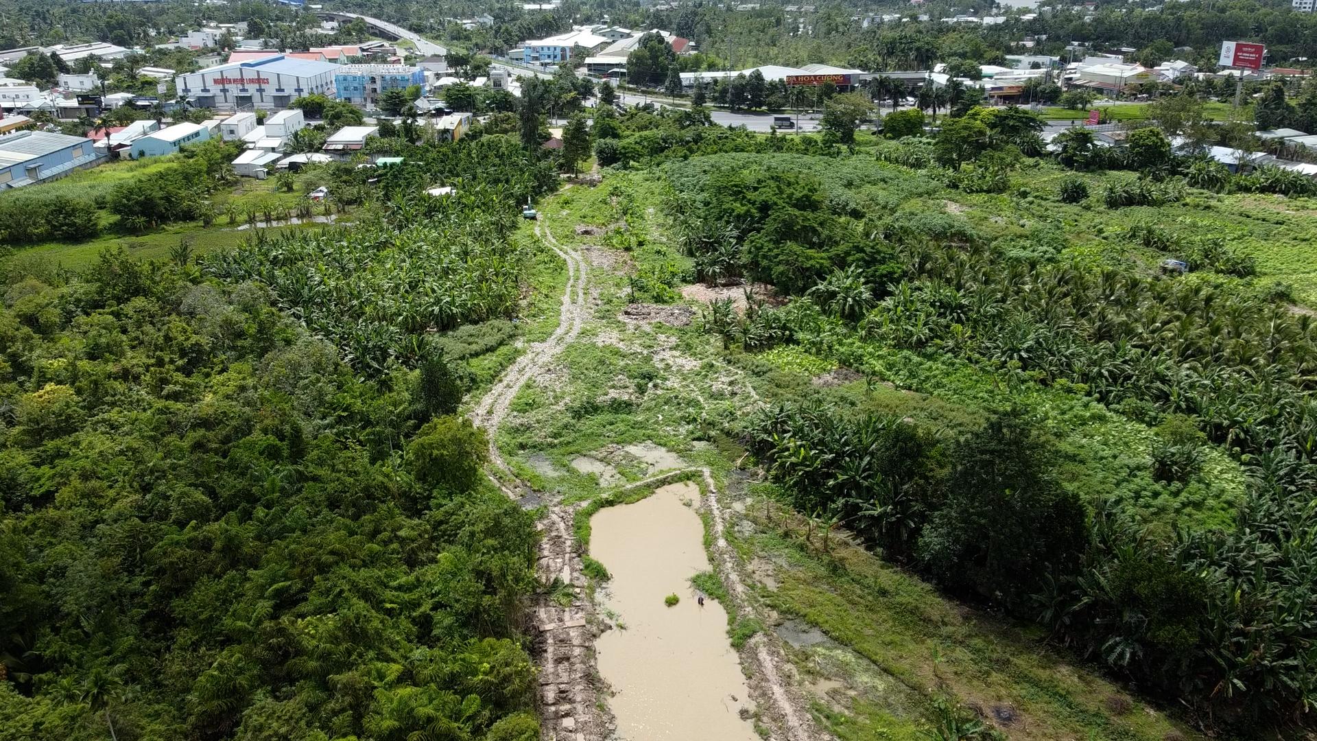 Cao tốc Bắc - Nam phía đông đoạn Cần Thơ - Cà Mau có chiều dài hơn 110km được phân thành hai dự án thành phần gồm Cần Thơ - Hậu Giang và Hậu Giang - Cà Mau. Trong đó, đoạn qua Cần Thơ dài 0,6km, tổng chiều dài tuyến nối hơn 9,2km (đoạn từ quốc lộ Nam Sông Hậu đến nút giao IC2 dài hơn 2,2km; đoạn từ nút giao IC2 đến quốc lộ 1 dài 7km).