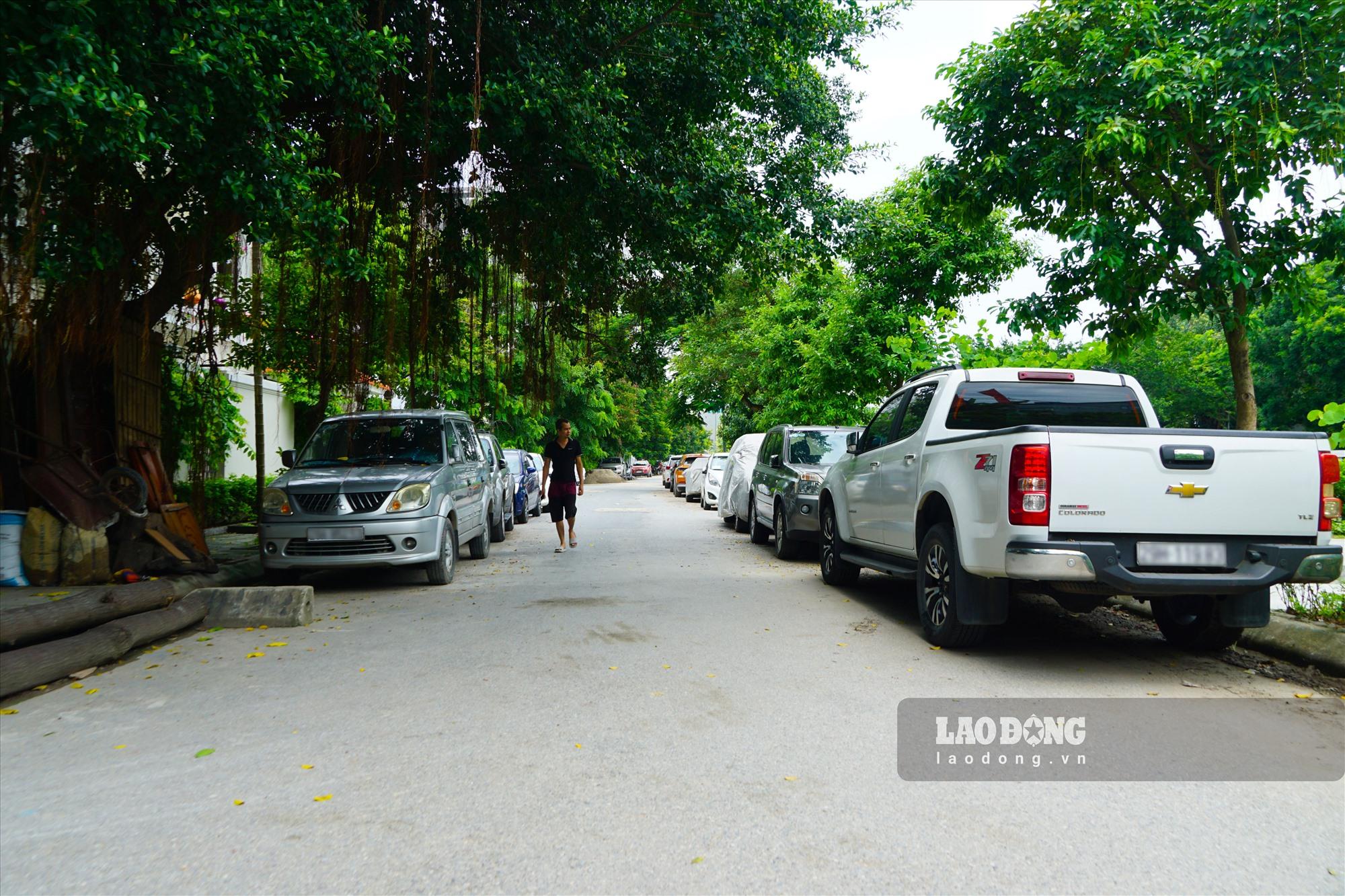 Theo bà N.T.H (trú tại khu dân cư Kim Văn, Hoàng Mai), các lối vào tính từ bên ngoài chung cư phương tiện đã đỗ kín, gần như không còn chỗ trống bất kể giờ giấc. Chủ xe khi đưa xe vào khu vực này do không có điểm dừng đỗ nên họ đánh thẳng xe vào các điểm sâu trong ngõ, đỗ trên vỉa hè quanh hồ sinh thái.