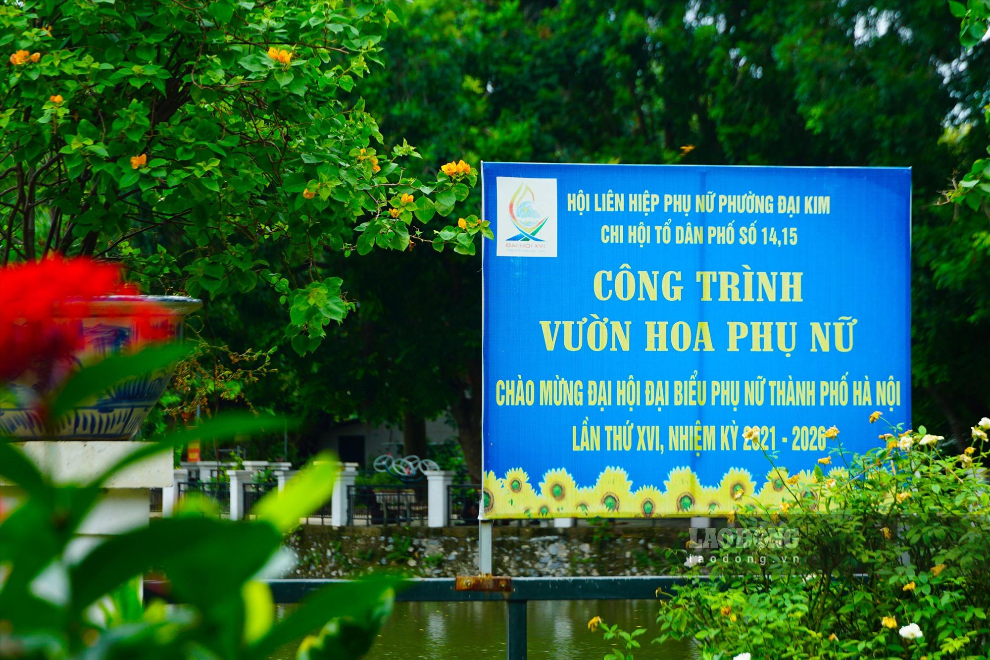 “Chúng tôi dù nhiều lần nhắc nhở các tài xế dừng, đỗ vi phạm nhưng không hiệu quả nên đành phải kéo trụ bê tông, đá tảng đặt tại các điểm hướng vào đường ven hồ. Bởi công trình này là do người dân sống quanh khu vực chung tay cải tạo, xây dựng. Không thể để công trình bị ảnh hưởng bởi việc phương tiện đỗ tràn lan”, bà H than thở.