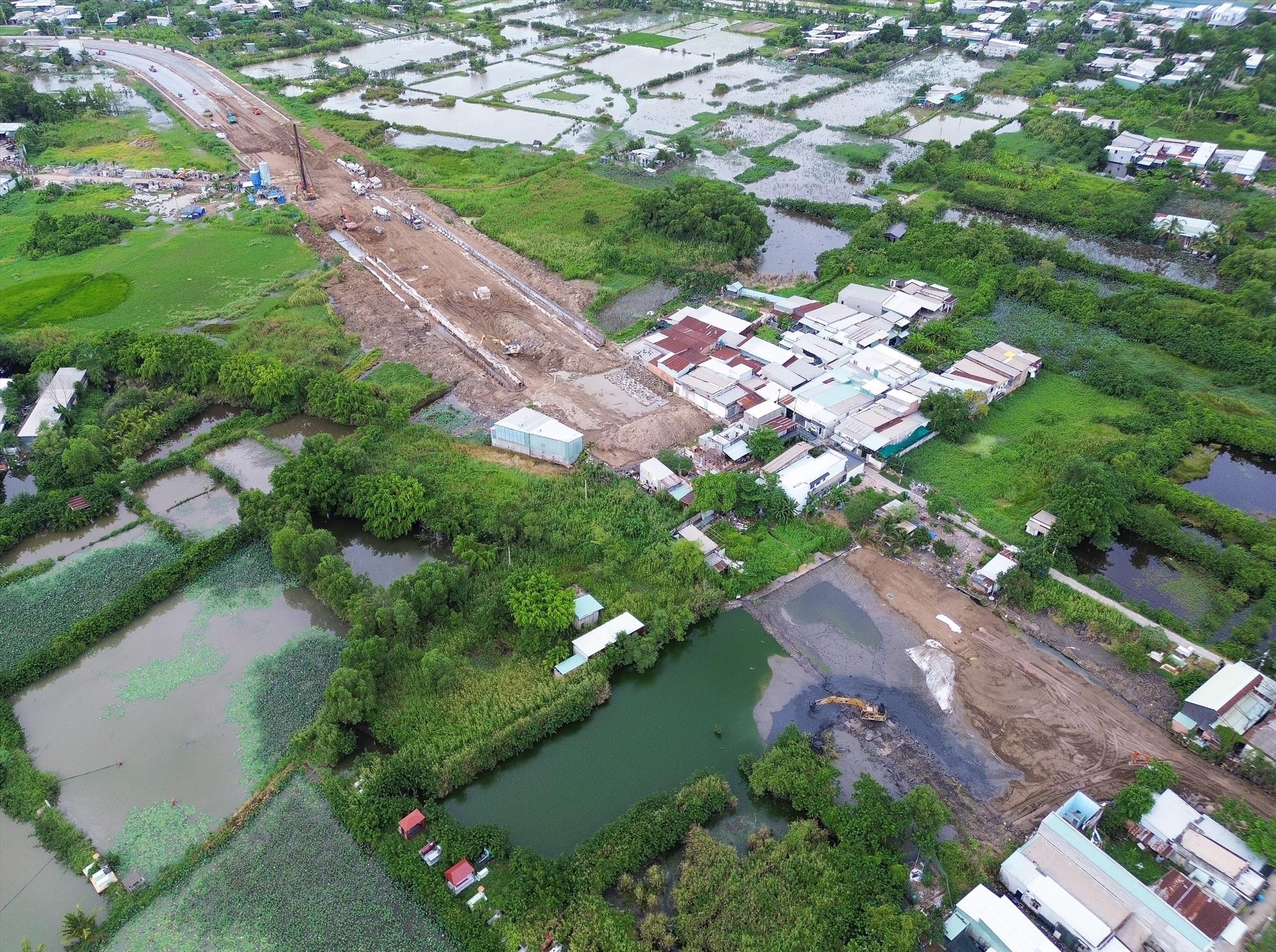 Tuy nhiên, ông Lương Minh Phúc cho biết, dù các nhà thầu nỗ lực đẩy nhanh tiến độ nhưng do vướng mặt bằng và di dời công trình hạ tầng kỹ thuật nên dự án đang ì ạch. Theo đó, đến nay Ban bồi thường giải phóng mặt bằng huyện Bình Chánh mới bàn giao cho chủ đầu tư 417/595 hộ, doanh nghiệp.