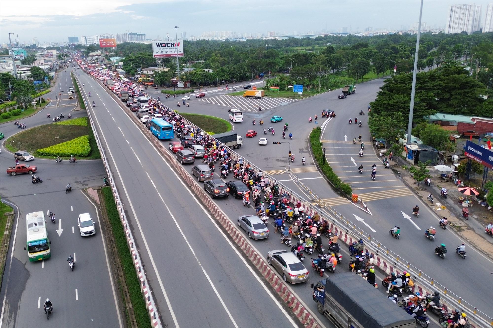 3 cửa ngõ TPHCM thường kẹt xe sau nghỉ lễ, chờ các dự án khơi thông