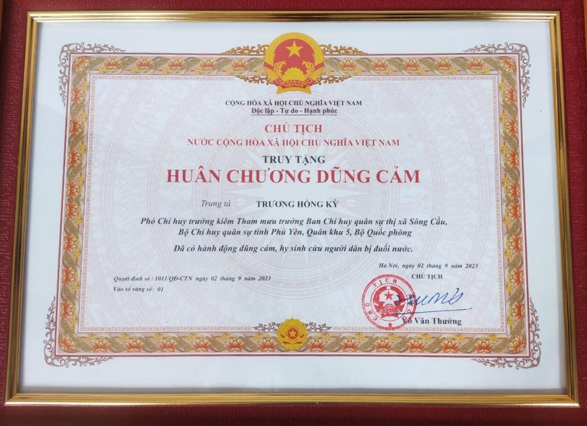 Chủ tịch nước truy tặng Huân chương dũng cảm cho Trung tá Trương Hồng Kỳ