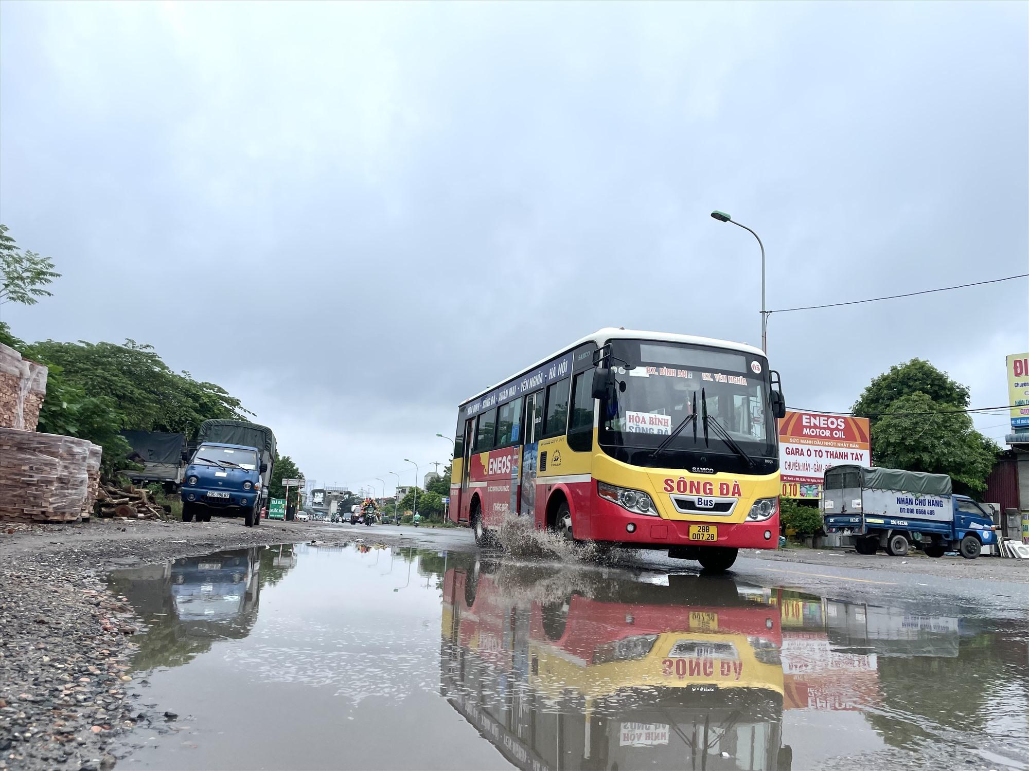 Không có vỉa hè, không có hành lang giao thông và biển báo, thậm chí mặt đường nhiều chỗ xuống cấp, tạo thành “vũng trâu đằm” mỗi khi mưa xuống. Ảnh: Khánh Linh