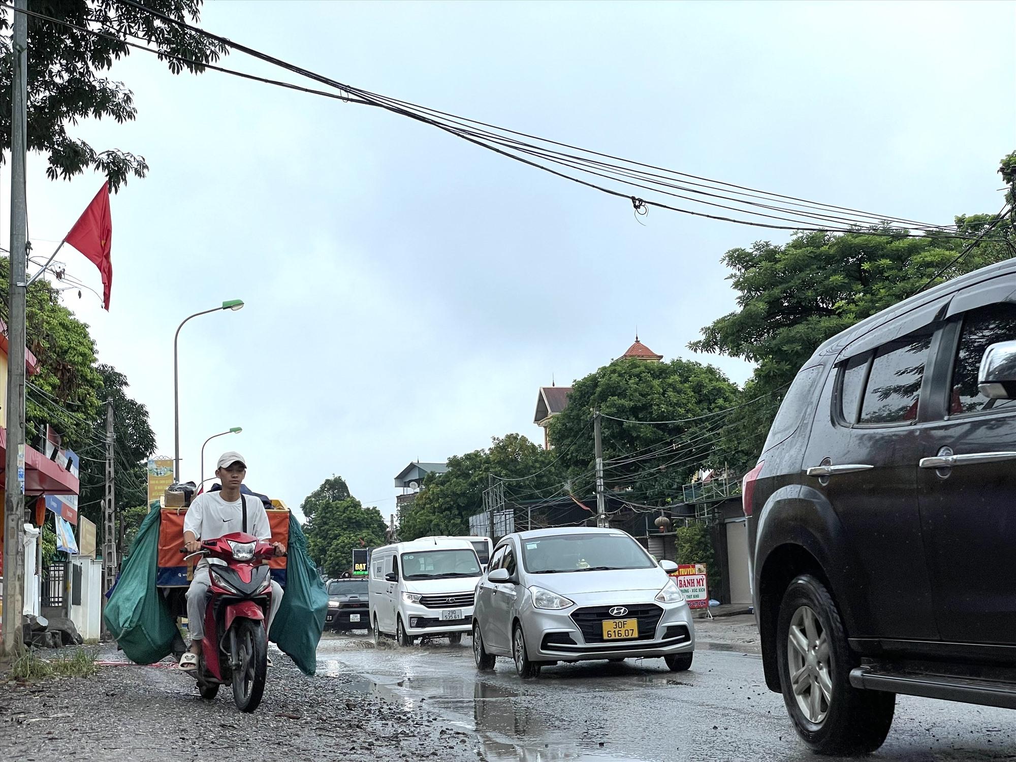 Quốc lộ 6 đoạn qua các phường Yên Nghĩa, Biên Giang, Đồng Mai (Hà Đông) và Chúc Sơn (Chương Mỹ) thường xuyên có lượng lớn phương tiện lưu thông. Ảnh: Khánh Linh