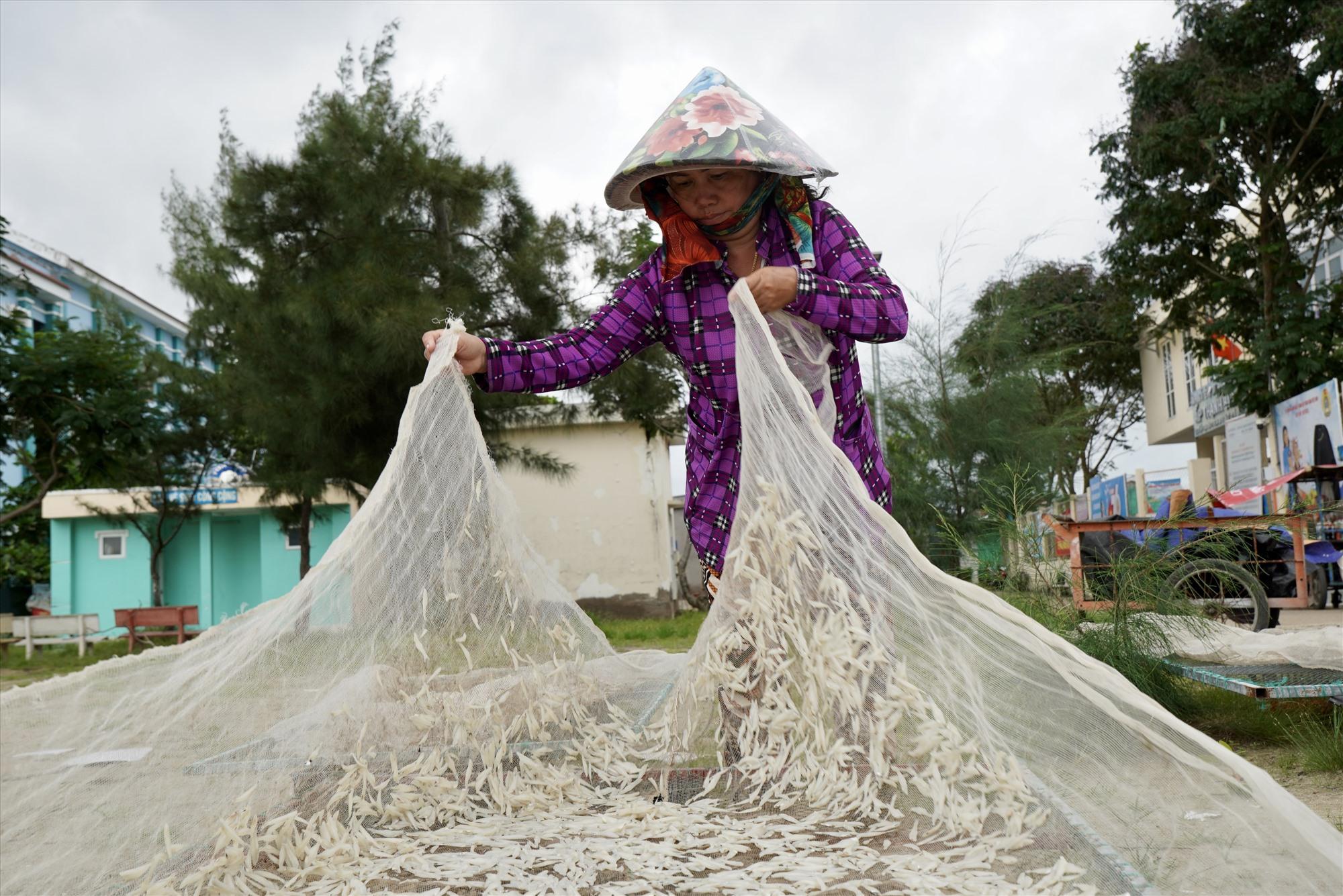 Hơn 30 năm gắn bó với nghề đánh cá, bà Bạch Thị Tèo (ấp Thạnh Hòa, xã đảo Thạnh An) cho biết: “Mấy năm gần đây nguồn hải sản ít, lúc trước nhà tôi đánh bắt ngày kiếm cả triệu đồng, giờ còn vài trăm, có khi đi cả ngày không có cá lỗ tiền xăng dầu“. Năm mới trên xã đảo này giờ đã nhiều nhiều đổi khác, nhưng người dân vẫn ấp ủ cho cuộc sống tốt đẹp hơn.