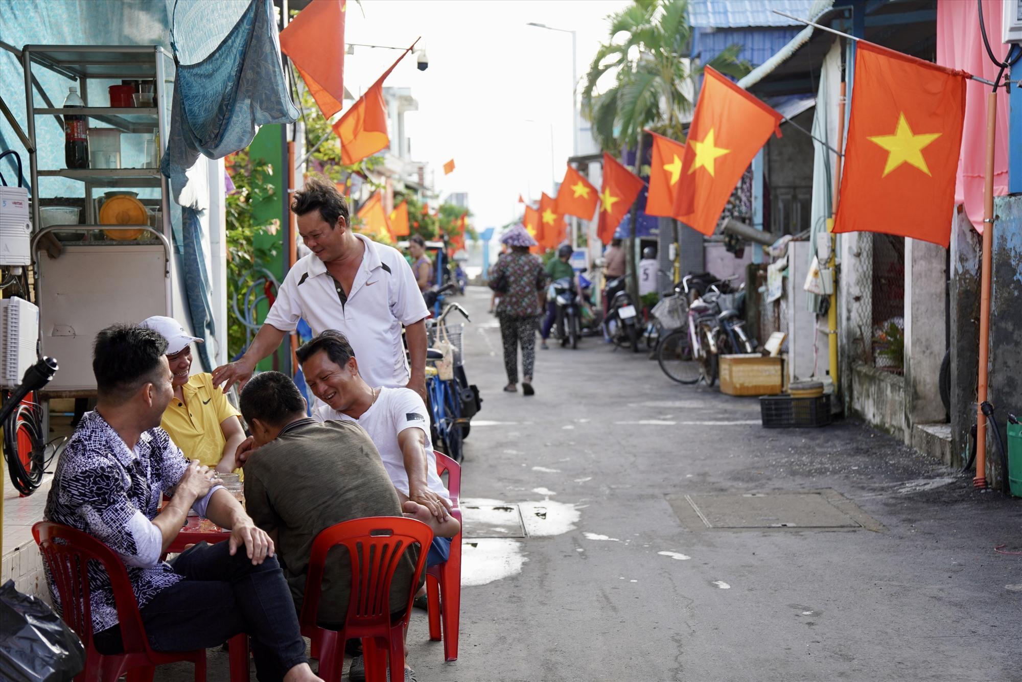 Lãnh đạo UBND xã Thạnh An cho biết, đây là xã đảo khó khăn nhất của TPHCM, so với cách đây 10 năm, Thạnh An đã có bước phát triển mới. Thời điểm này hộ nghèo, hộ cận nghèo, hộ dân chính sách và trẻ em cơ nhỡ trên địa bàn được quan tâm, chăm lo đầy đủ.