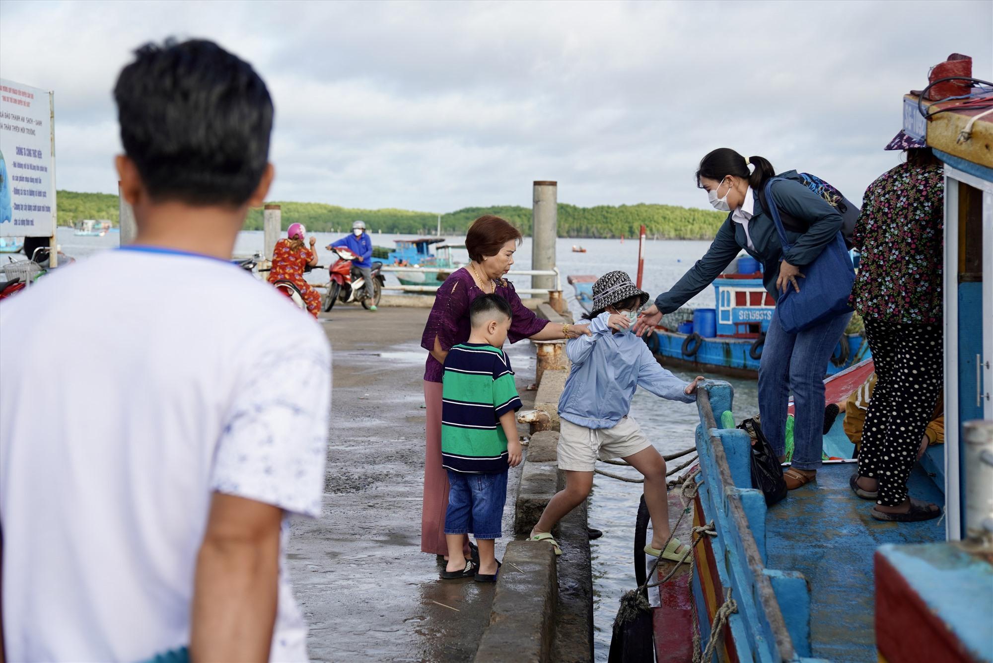 Từ bến tàu Cần Giờ sang xã đảo Thanh An chưa có tàu cao tốc, hiện tại người dân muốn ra đảo phải dùng tàu đánh cá. Vào dịp cuối tuần rất nhiều du khách từ trung tâm Sài Gòn và Cần Giờ ra đảo tham quan. Một ngày có 5 - 7 chuyến tàu chở người qua lại giữa thị trấn Cần Thạnh (Cần Giờ) và xã đảo Thạnh An, mỗi chuyến mất khoảng 30 phút, giá vé 15.000 đồng một người.