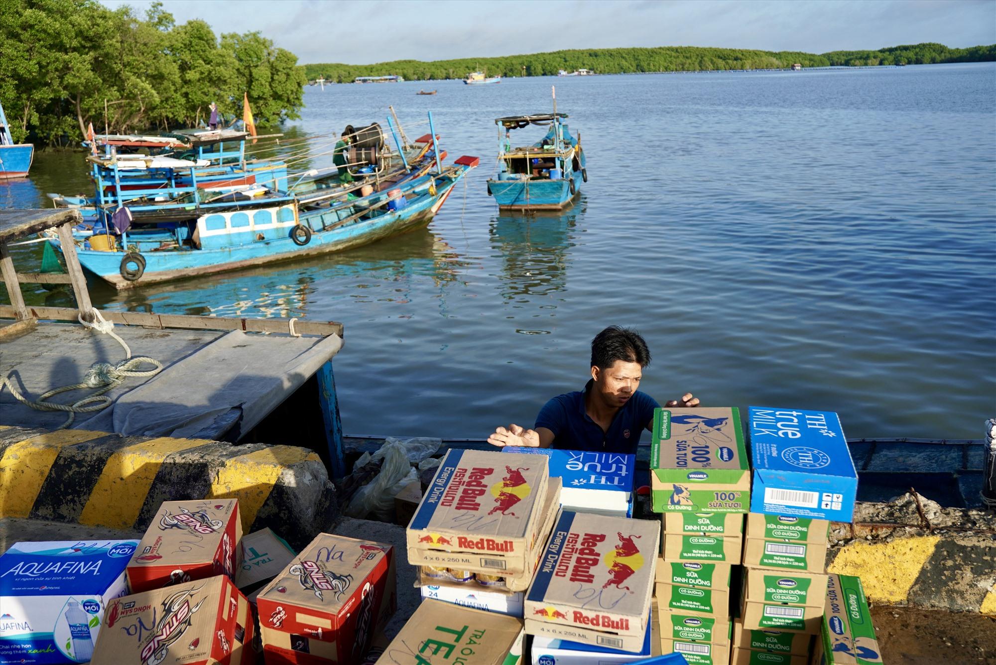 Do biệt lập nên việc vận chuyển hàng hoá đều thông qua đường biển.