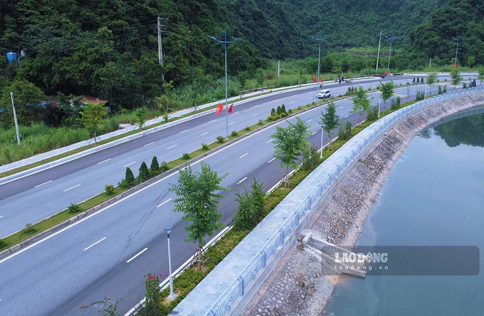 Những cung đường cong cong tạo điểm nhấn trong bức tranh thiên nhiên hùng vĩ được bàn tay con người tạo tác.