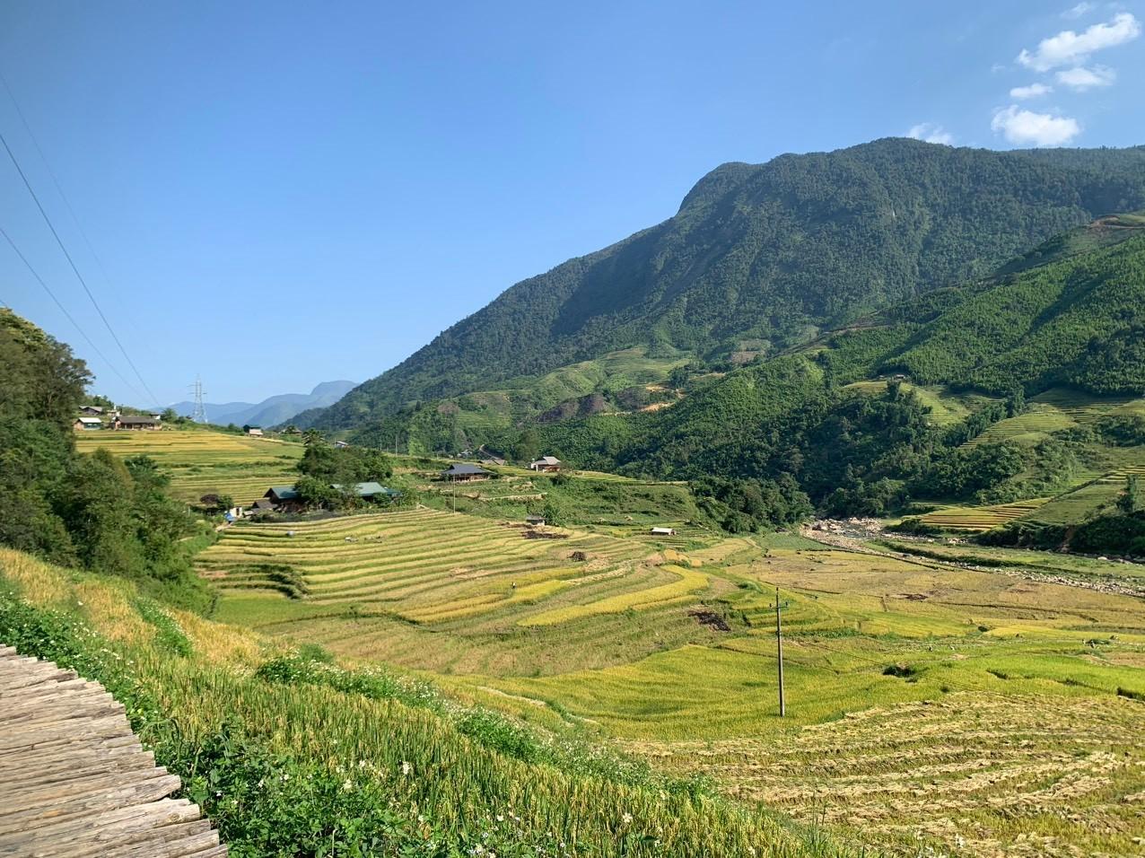 “Muốn trải nghiệm cuộc sống của đồng bào dân tộc nơi đây và cảm nhận vẻ đẹp của những thửa ruộng bậc thang thì một ngày không thể nào đủ. Hãy dành ra ít nhất một đêm ngủ lại tại bản, để được ngắm bình minh khi những tia nắng ló rạng, hay chiều hoàng hôn xem người dân bản đốt rẫy trên nương“, Phương Linh cho biết.