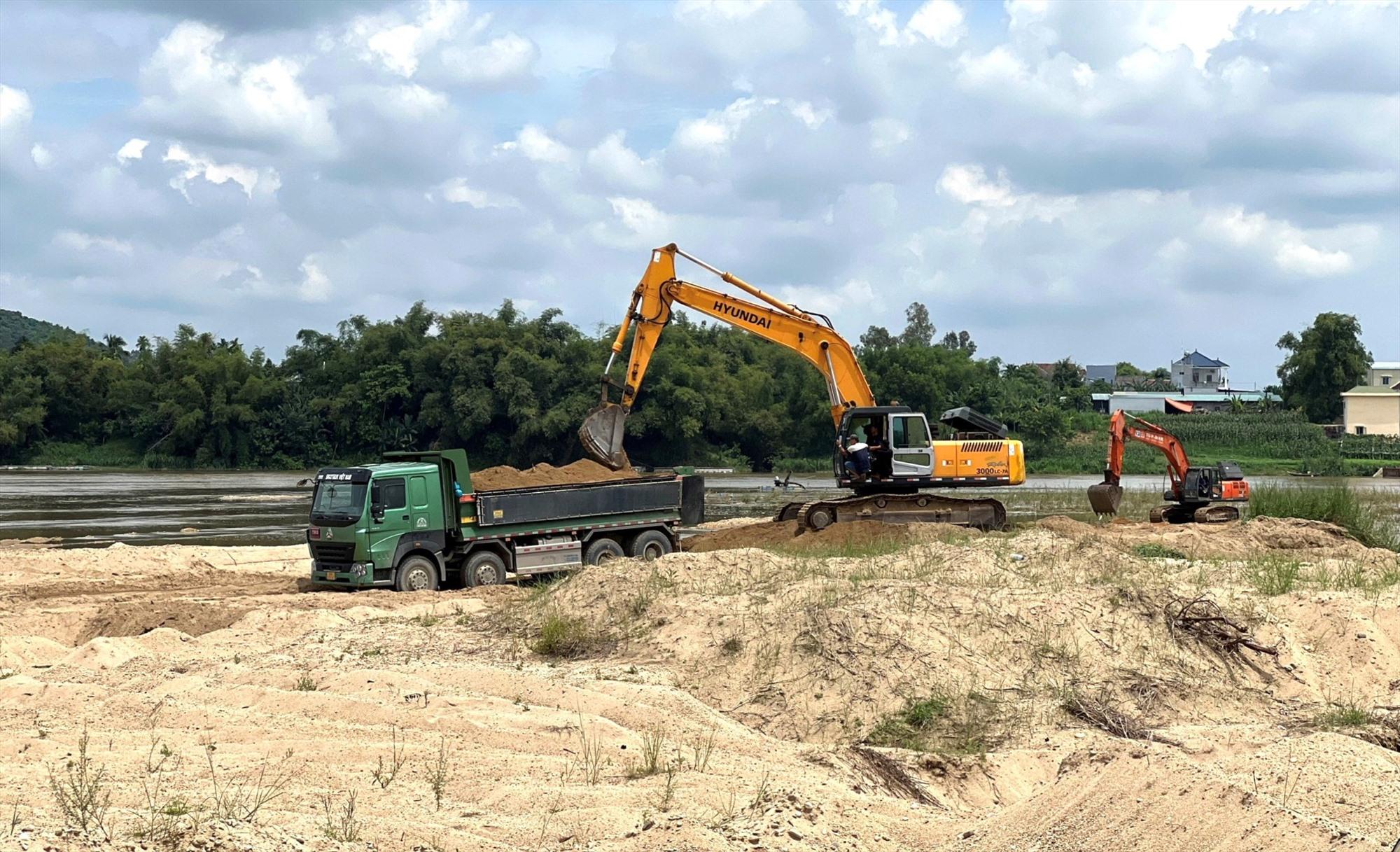 Dù có nhiều mỏ cát đã đi vào hoạt động thương mại, nhưng giá cát xây dựng ở Quảng Ngãi vẫn đang rất cao. Ảnh: Ngọc Viên