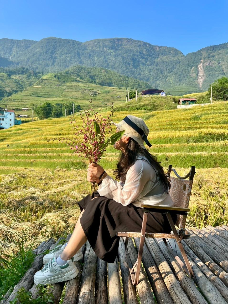 Check-in với những thửa ruộng bậc thang vào mùa lúa chín, du khách sẽ thu về vô vàn hình ảnh xinh xắn, đẹp đến mê hồn.