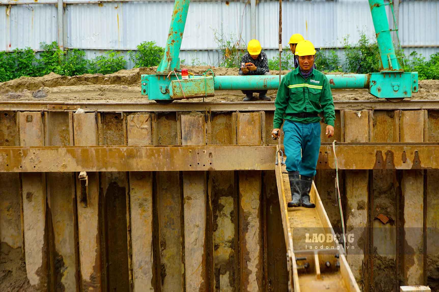 Theo Ban Quản lý dự án Đầu tư, xây dựng các công trình giao thông TP Hà Nội, một trong những khó khăn khi thực hiện dự án này so với các hầm chui khác là việc thi công, đào hầm bên dưới nhưng không được phong tỏa mặt bằng bên trên. Lý do là bởi, bên trên khu vực đào hầm là hệ thống đường sắt chạy tàu Bắc - Nam và ga Giáp Bát vẫn đang hoạt động.