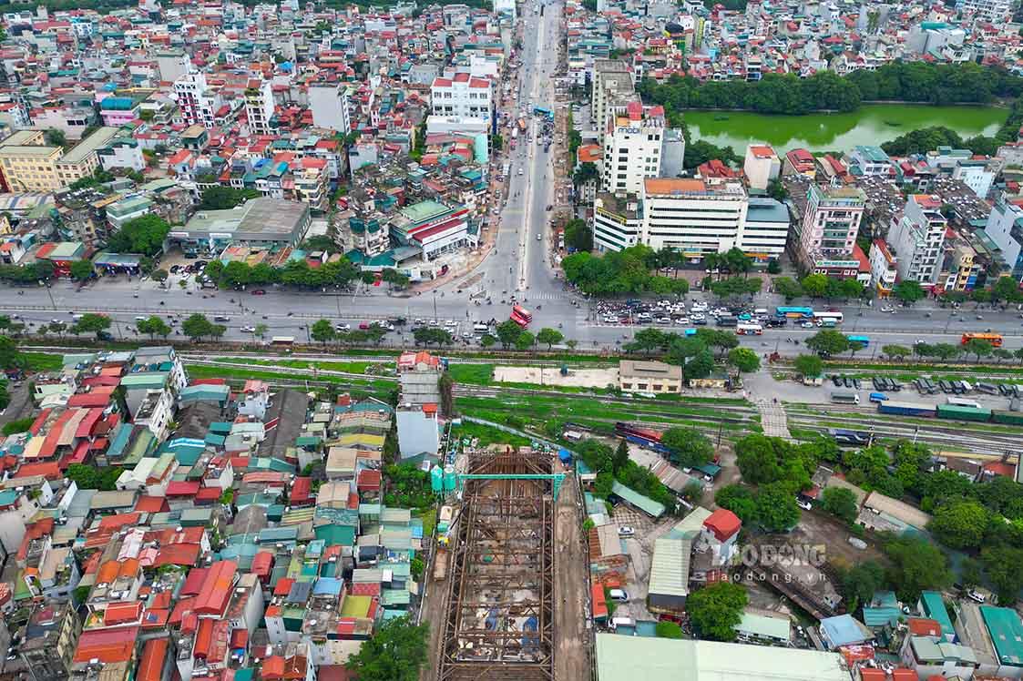 Trước đó, để việc đầu tư xây dựng dự án này hoàn thành đúng tiến độ, đạt yêu cầu về kỹ thuật, chất lượng, Chủ tịch UBND TP Hà Nội Trần Sỹ Thanh đã đề nghị Ban Quản lý dự án Đầu tư, xây dựng các công trình giao thông TP Hà Nội chủ trì, phối hợp chặt chẽ với các sở, ban, ngành, UBND quận Hoàng Mai để phối hợp quản lý, thực hiện dự án theo đúng quy định của Nhà nước; tuân thủ chặt chẽ quy định về trình tự thủ tục đầu tư xây dựng, tiêu chuẩn, quy trình, quy phạm kỹ thuật để triển khai thi công công trình theo đúng tiến độ và đảm bảo chất lượng.