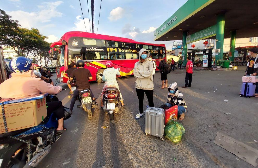 Xe khách ra vào cây xăng Tam Bình 2 để đón khách, gây cản trở giao thông.  Ảnh: Minh Quân