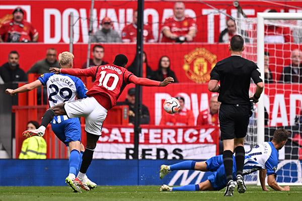 Rashford vẫn như mọi khi, chỉ biết cắm mặt xuống và sút thật mạnh. Ảnh: AFP