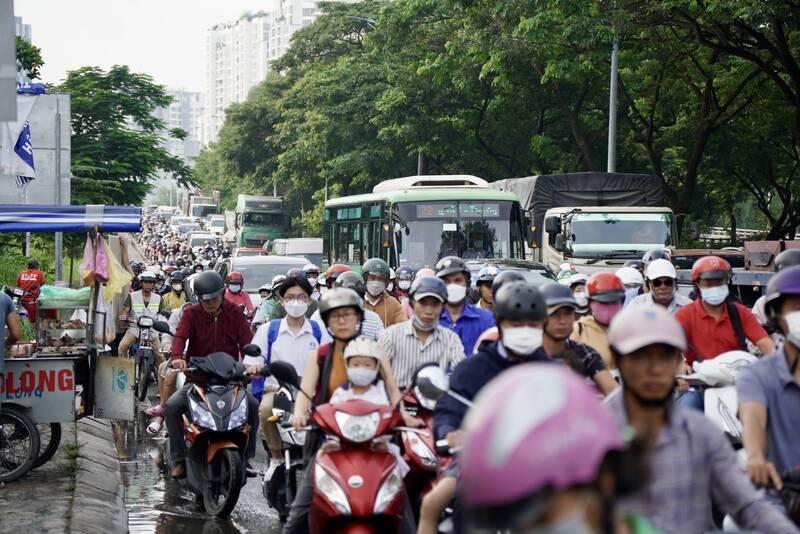 Anh Nguyễn Tiến Tuấn (39 tuổi, huyện Nhà Bè) cho biết, nhiều hôm kẹt xe khiến hành trình từ nhà anh đến cơ quan ở Quận 1 mất gần hai giờ mặc dù quãng đường chỉ 8 km. “Qua được ngã tư Nguyễn Hữu Thọ lại gặp ùn tắc tiếp ở cầu Kênh Tẻ” - anh Tuấn nói và cho rằng, nguyên nhân kẹt xe tại đây là có nhiều khu dân cư, chung cư mọc lên san sát ở Nhà Bè, Quận 7.