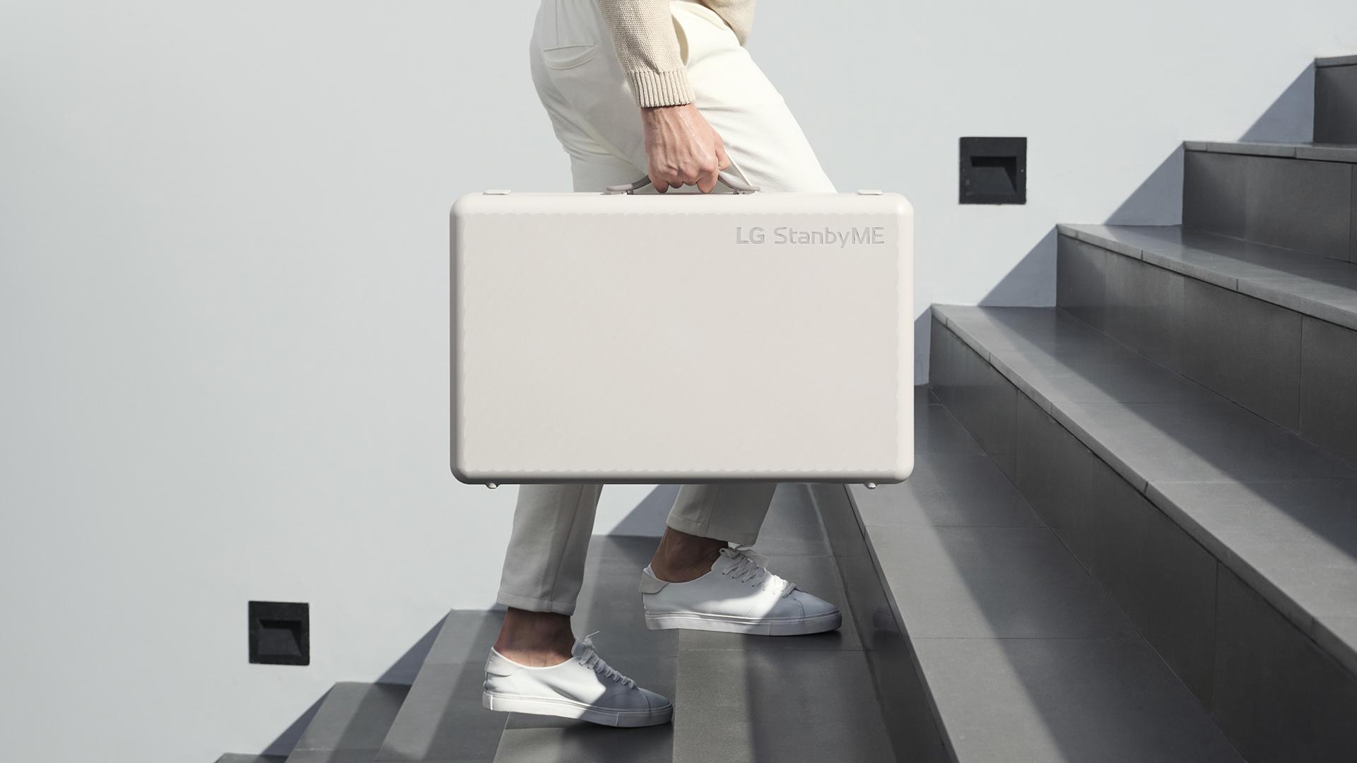 LG ra mắt thiết bị giải trí di động StanbyME Go với hình dáng như chiếc vali - Ảnh 3. LG ra mắt thiết bị giải trí di động StanbyME Go với hình dáng như chiếc vali - Ảnh 3.
