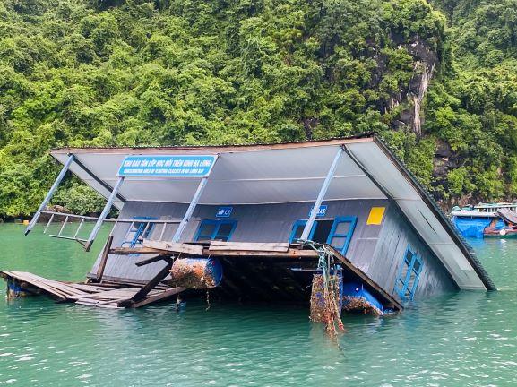 Khu bảo tồn lớp học làng chài Cửa Vạn lật nghiêng, trơ cả “móng” nhưng đến nay vẫn chưa được sửa chữa. Ảnh: Nguyễn Hùng