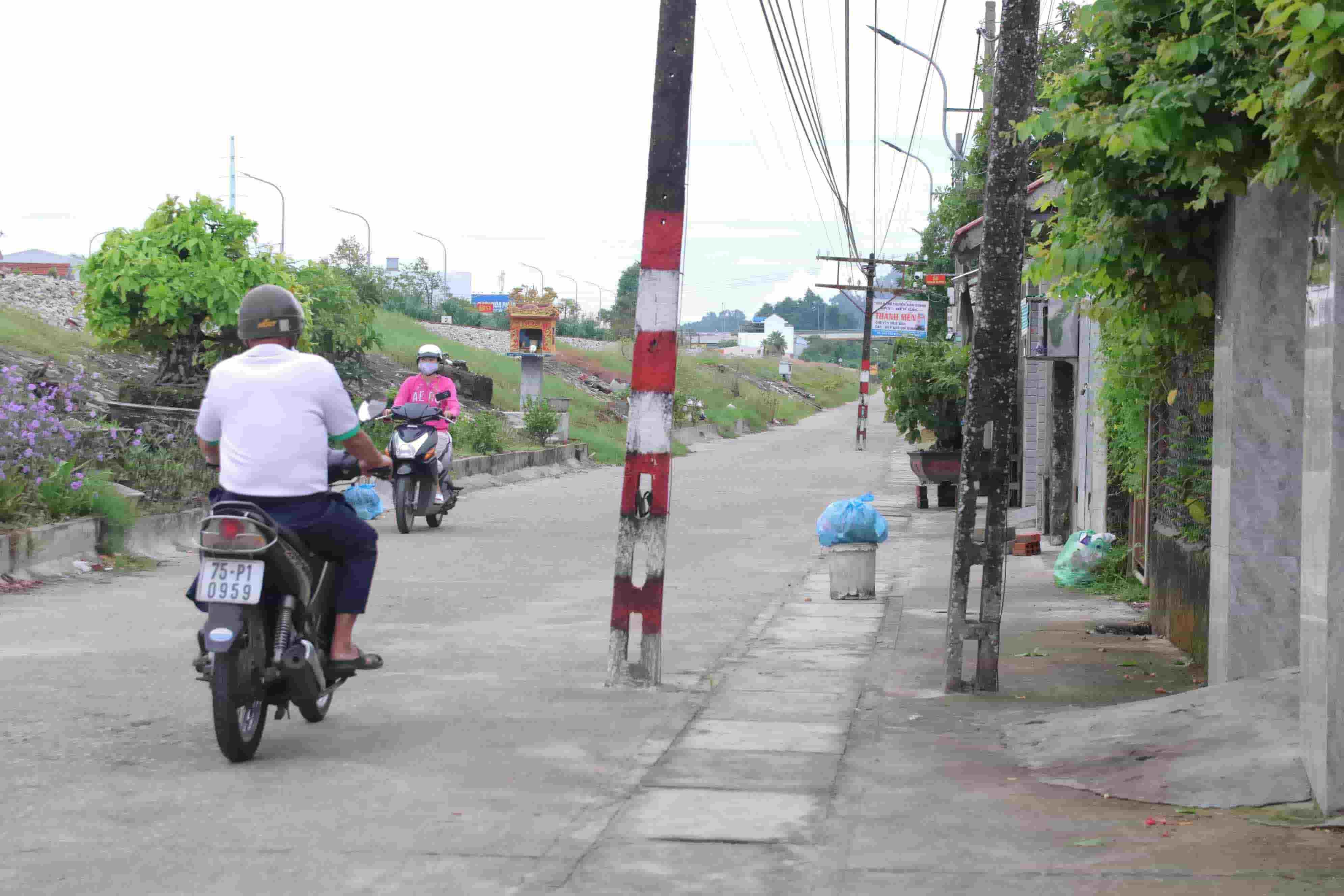 Được biết, những cột đường dây và hệ thống thông tin tín hiệu này là của  đường sắt phục vụ cho quá trình chạy tàu thuộc hệ thống đường sắt bắc – nam (thuộc Cục Đường sắt Việt Nam), không thuộc về ngành điện lực.  lãnh đạo UBND phường Thủy Dương, việc di dời dãy cột thông tin tính hiệu trên, tạo mỹ quan đô thị và tránh nguy cơ tai nạn giao thông trên đường Dương Thiệu Tước, UBND phường đã nhiều lần kiến nghị đến Cục Đường sắt Việt Nam. Tuy nhiên, đến nay vẫn chưa nhận được sự phúc đáp của đơn vị này.