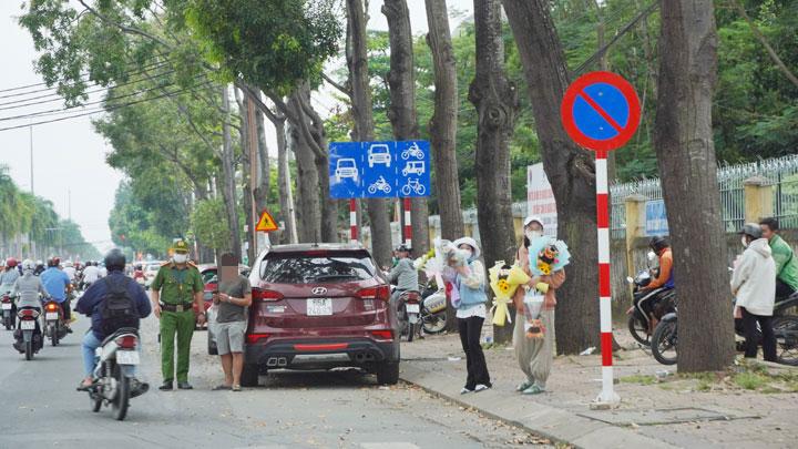 Ngoài việc xử lý xe tải, xe máy bán hàng dưới lòng đường, Ban ATGT TP cũng xử phạt, nhắc nhở những trường hợp ô tô đậu sai quy định.