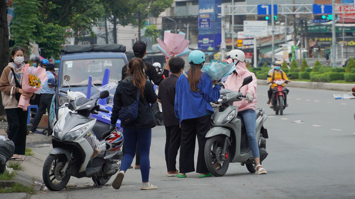 Qua đó, Ban ATGT TP khuyến cáo người dân dừng ngay việc tổ chức mua bán hàng hoá bằng cách dừng xe tải chứa hàng để bày bán dưới lòng đường, vỉa hè để đảm bảo trật tự ATGT, phòng tránh TNGT.