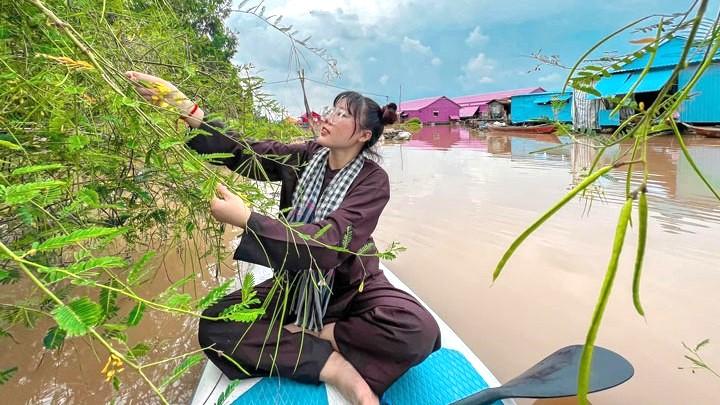 Còn với chị Ngọc Huyền (TP. Châu Đốc, tỉnh An Giang), sự xuất hiện của làng bè được xem như là một bước đột phá mới, trở thành điểm đến lý tưởng, hấp dẫn du khách khi về với An Giang. Chị huyền cũng bày tỏ niềm tự hào khi mình là người dân nơi đây và muốn quảng bá hình ảnh của quê hương đến bạn bè trong và ngoài nước.