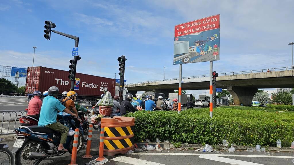 Nút giao Nguyễn Văn Linh - Quốc lộ 1 là một trong những “điểm đen” về tai nạn giao thông tại TP HCM nhiều năm qua mà cơ quan chức năng chưa thể xóa. Nhiều tai nạn chết người đã xảy ra ở vòng xoay “tử thần” này. Hơn 15 năm sửa xe tại vòng xoay Mỹ Thủy, ông Lê Văn Sinh (55 tuổi) cho biết đã quá quen với hình ảnh tai nạn vòng xoay “tử thần” này. “Cứ cách vài tháng lại thấy tai nạn thảm thương“, ông Sinh nói.